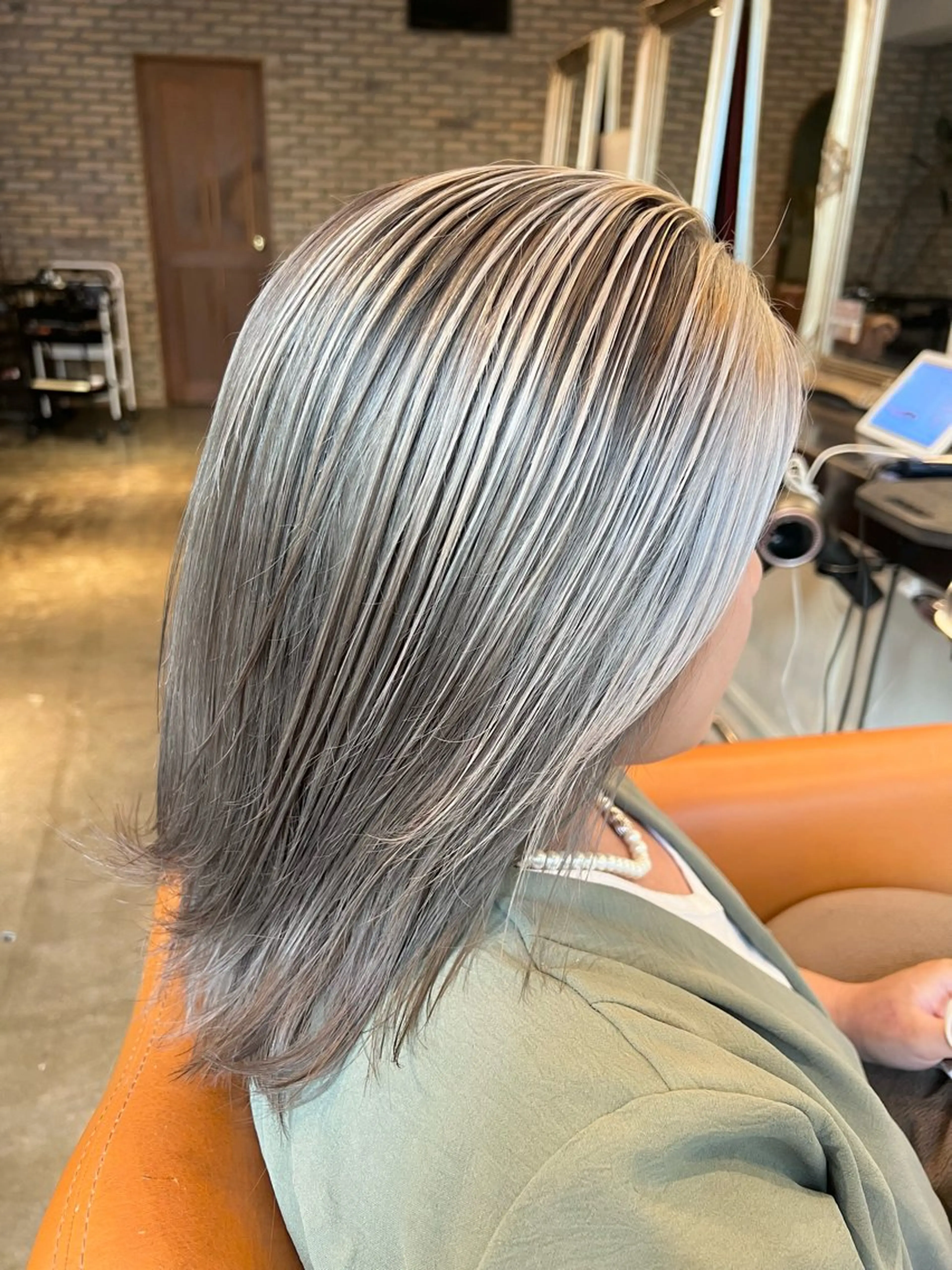 セミロング カラー バレイヤージュ ブリーチ ハイライトカラー ハイライト レイヤーカット カット ヘアカラー トリートメント ハイライト/インナー /ブリーチ/レイヤーのヘアスタイル