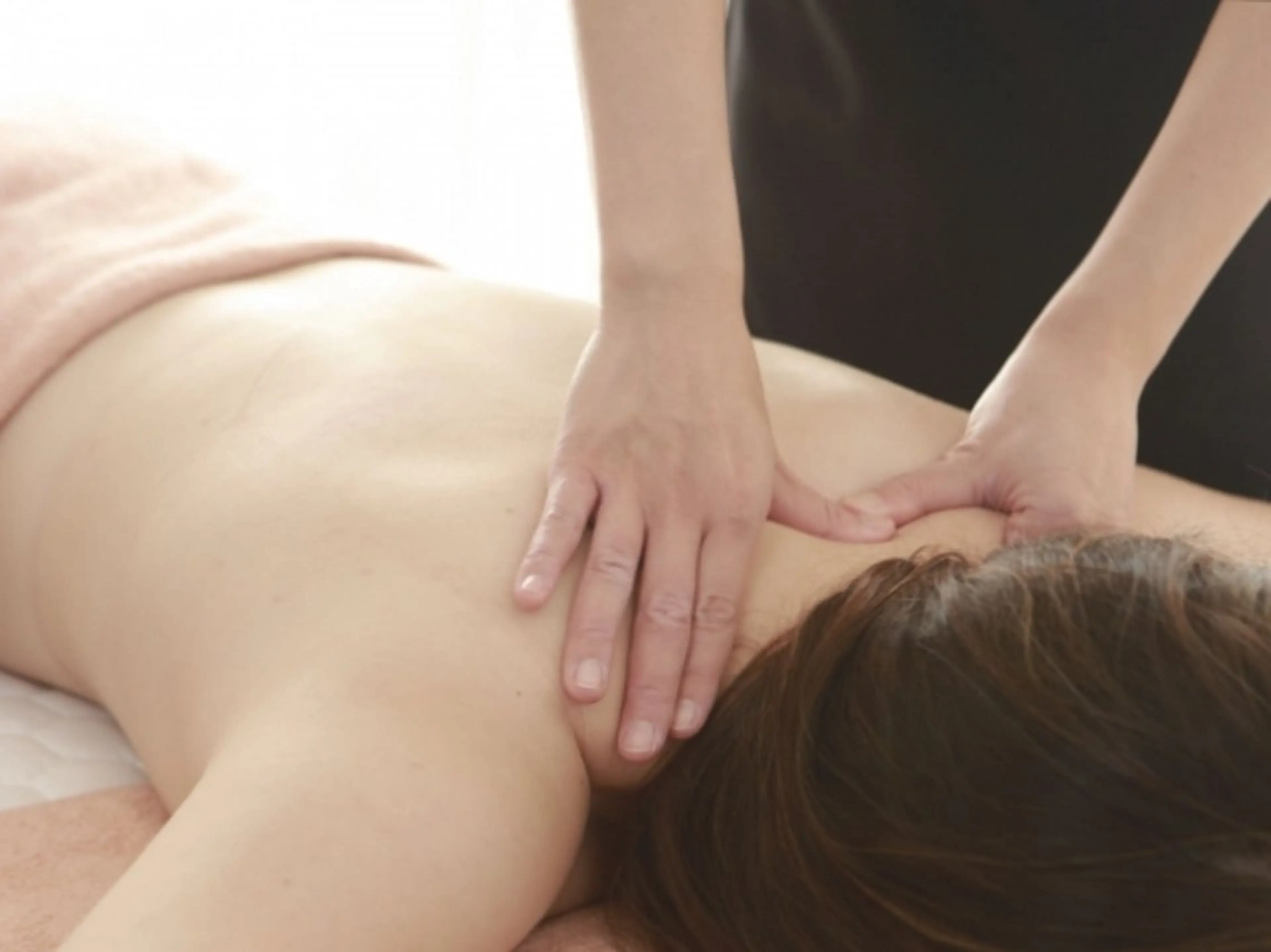 【ガチガチの肩や首が軽くなり、背中の余分な脂肪がスッキリする。！!上半身コース】の写真