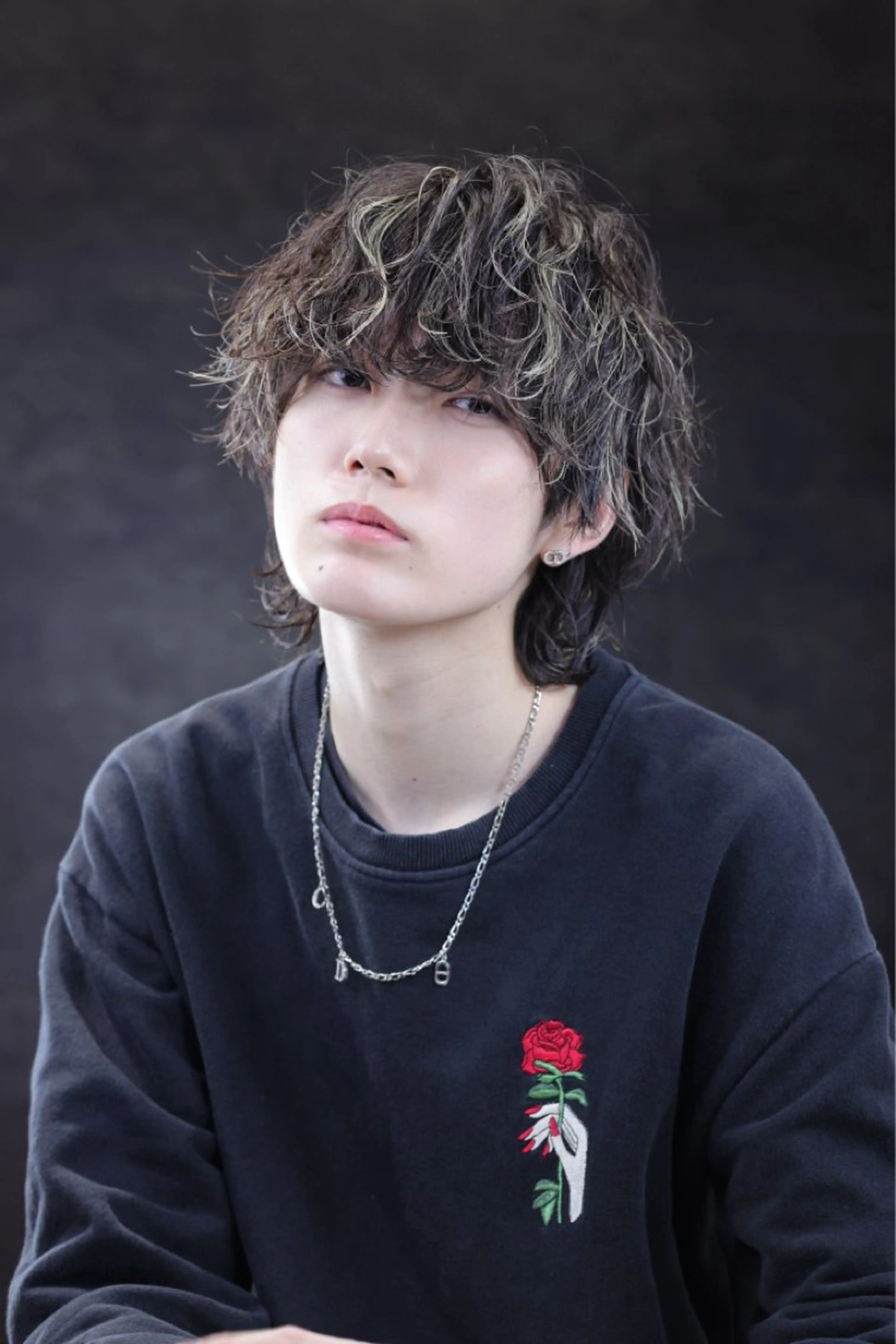 ミディアム カラー パーマ メンズ ミディアムパーマ メンズハイライト マッシュウルフ マッシュ メンズパーマ 💎ブリーチ/パーマ /新宿/モリオのヘアスタイル