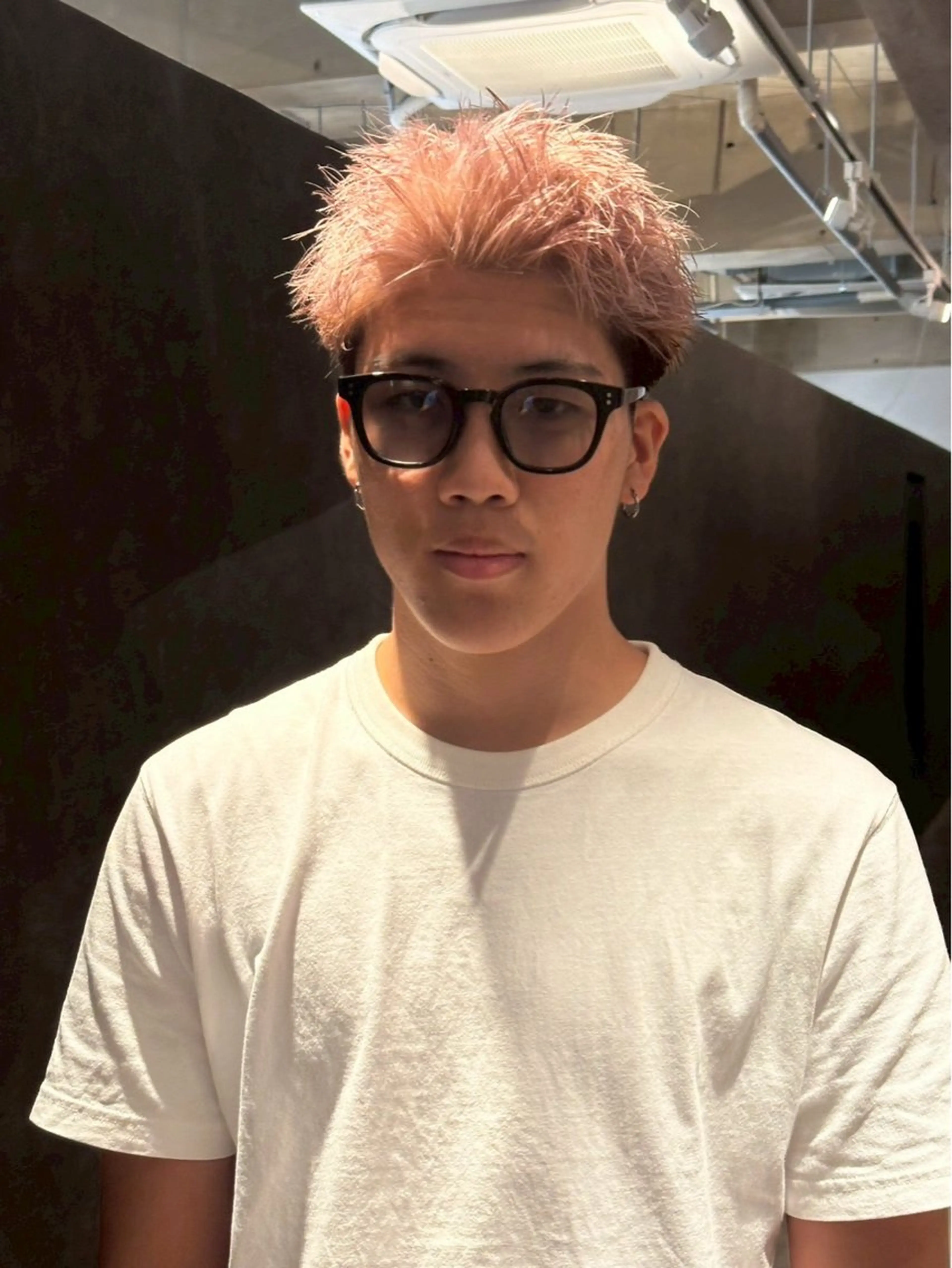 ショート カラー メンズ メンズブリーチ センターパート フェードカット フェザーパーマ メンズハイライト カット ヘアカラー 金山駅前/メンズ パーマ/真柄 恒輝のヘアスタイル