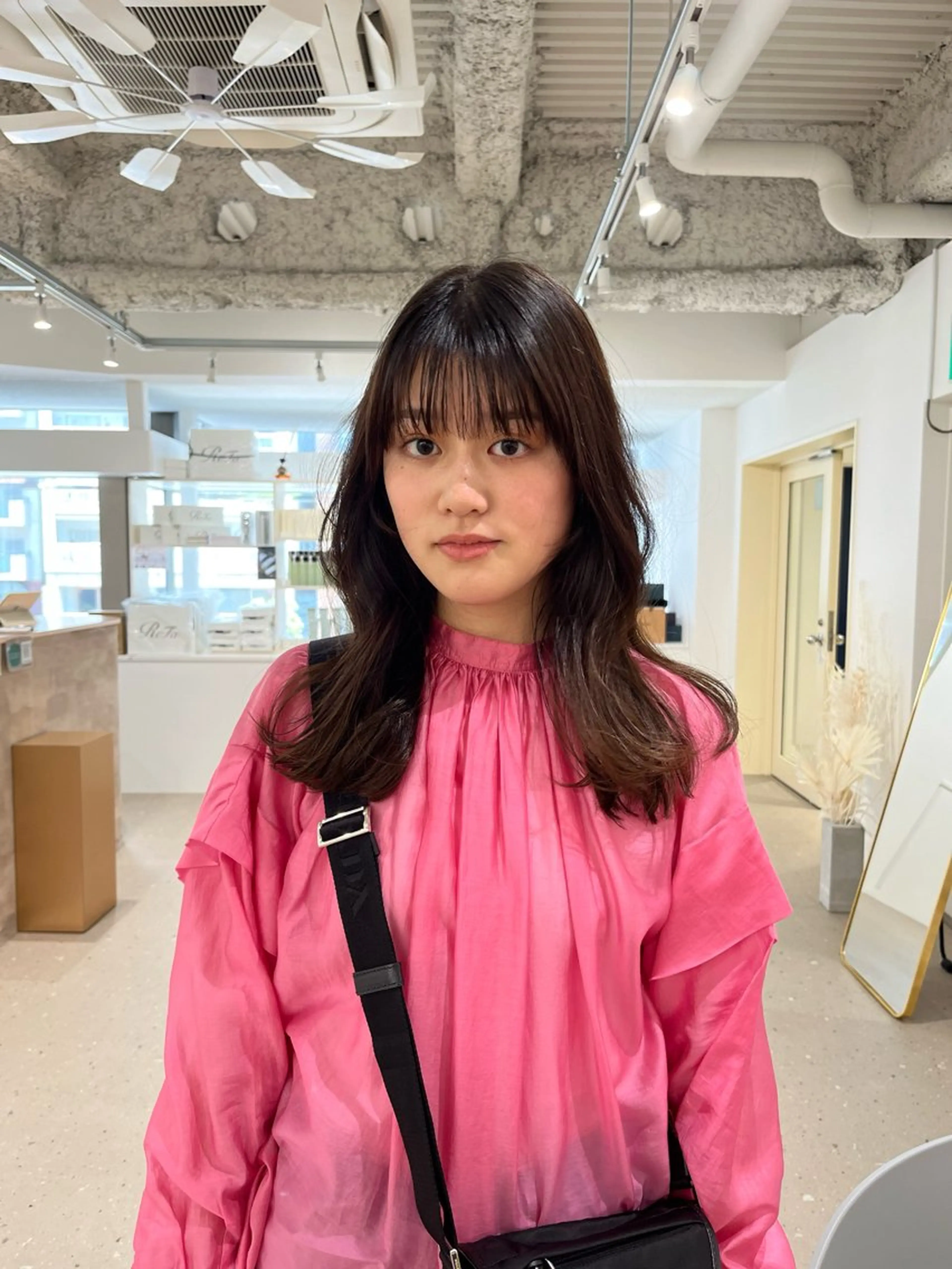 セミロング 阪本 桃のヘアスタイル