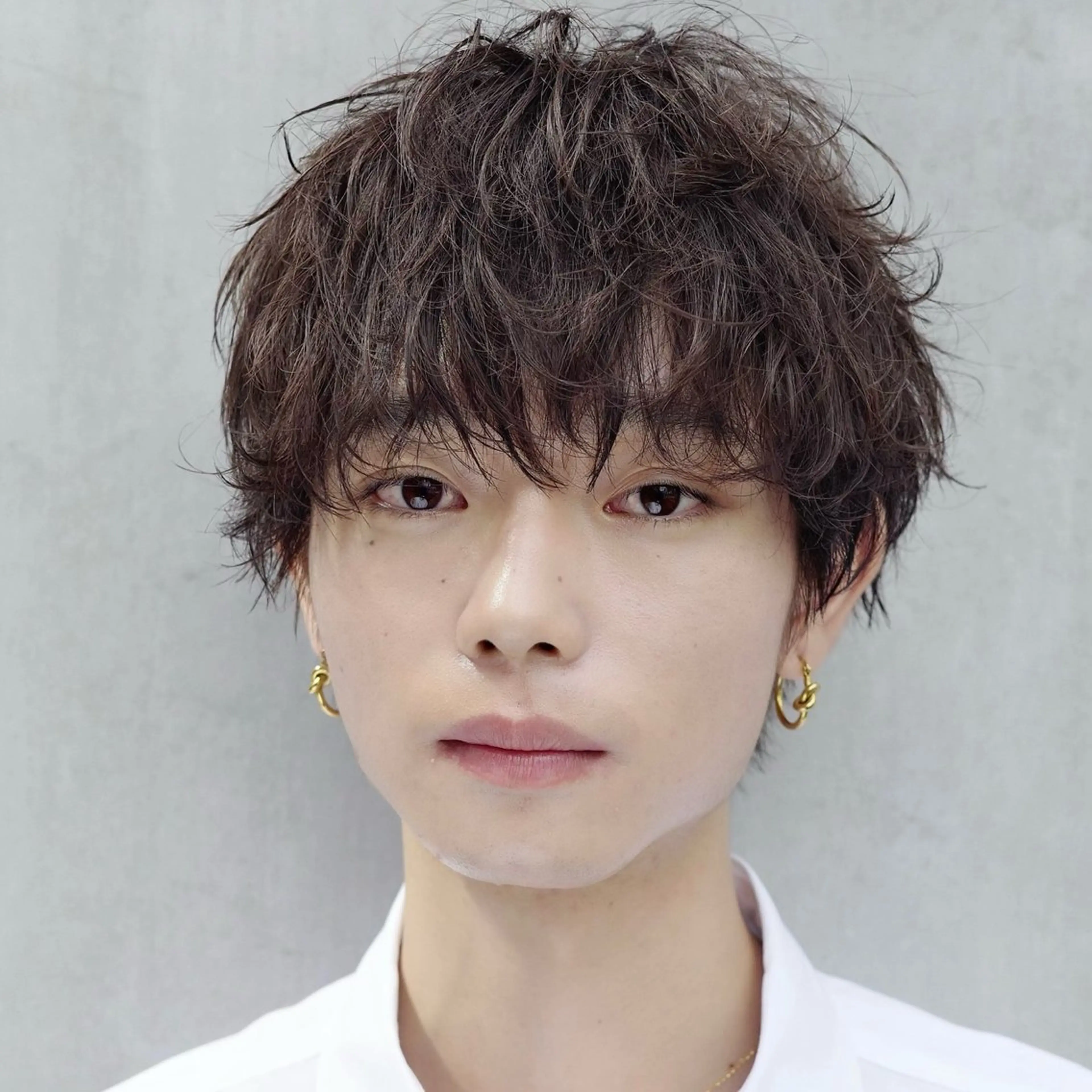 メンズ センターパート コンマヘア メンズデザインカット ダウンパーマ フェザーパーマ カット パーマ ヘアセット 表参道フェザーパーマ ニュアンスパーマのヘアスタイル