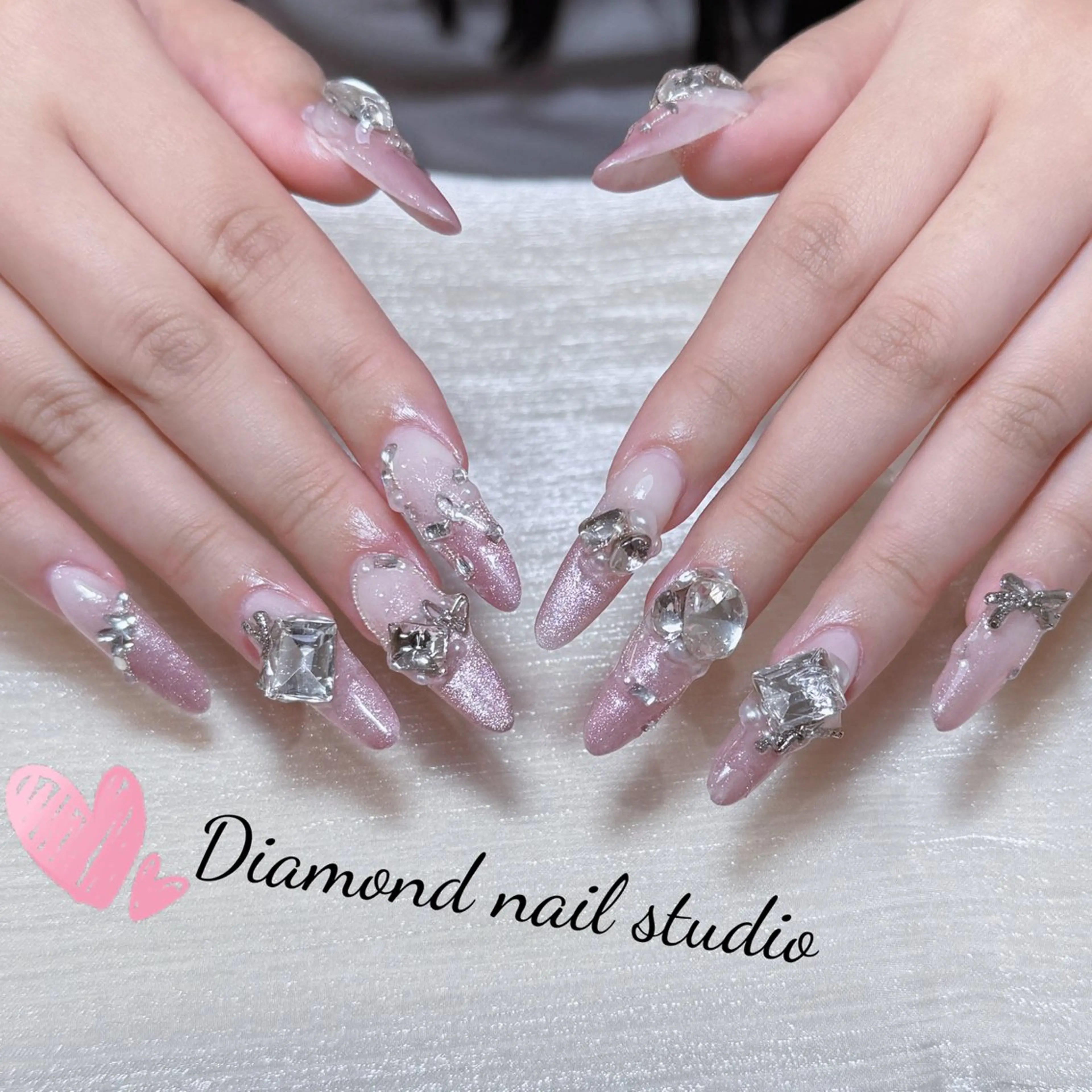 ネイル アートネイル オーロラネイル ガーリー キラキラネイル 韓国ネイル ハンドネイル ハンドケア Momo 🍓のネイルデザイン