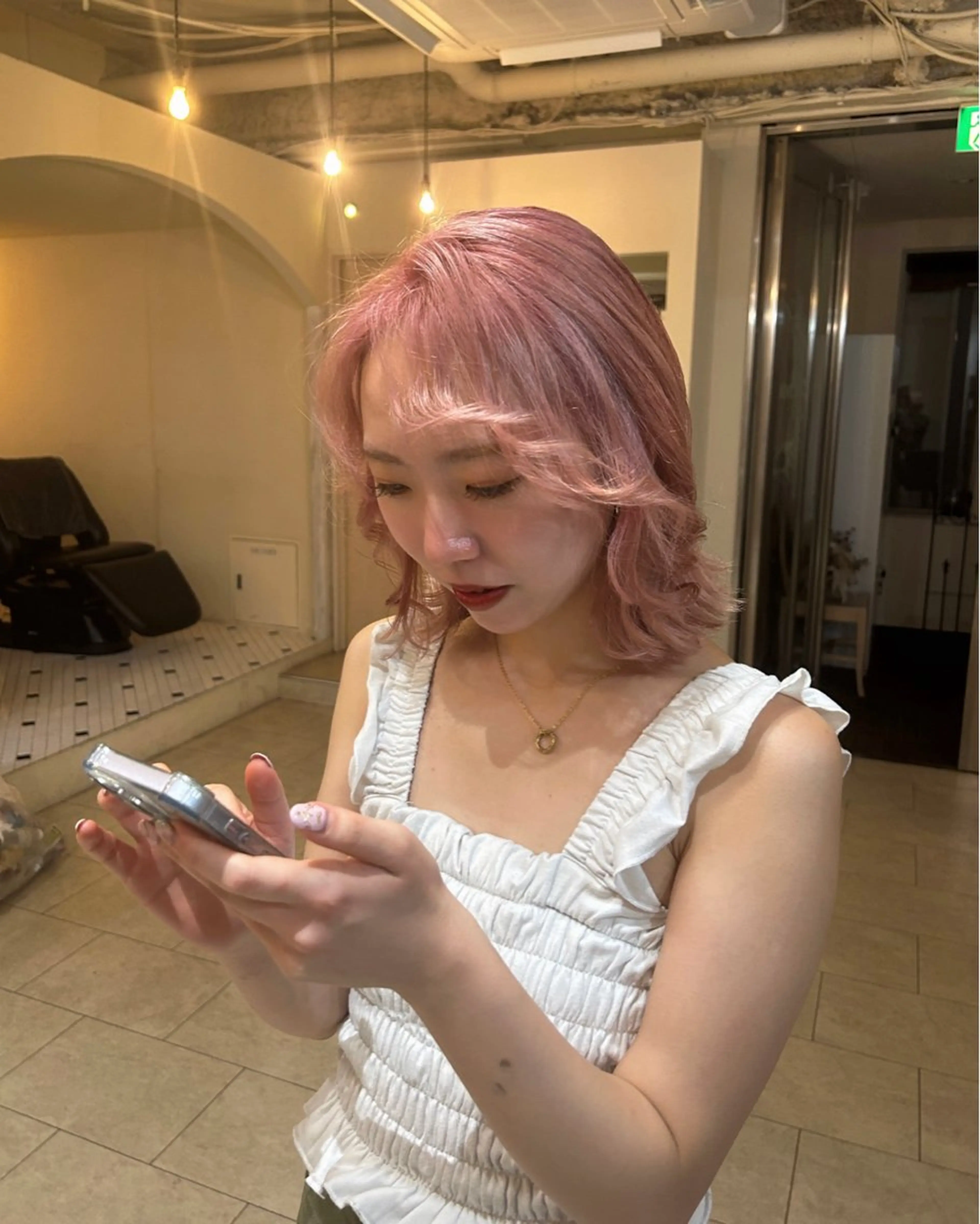 セミロング Maho/海外 レイヤー/ハイトーンのヘアスタイル