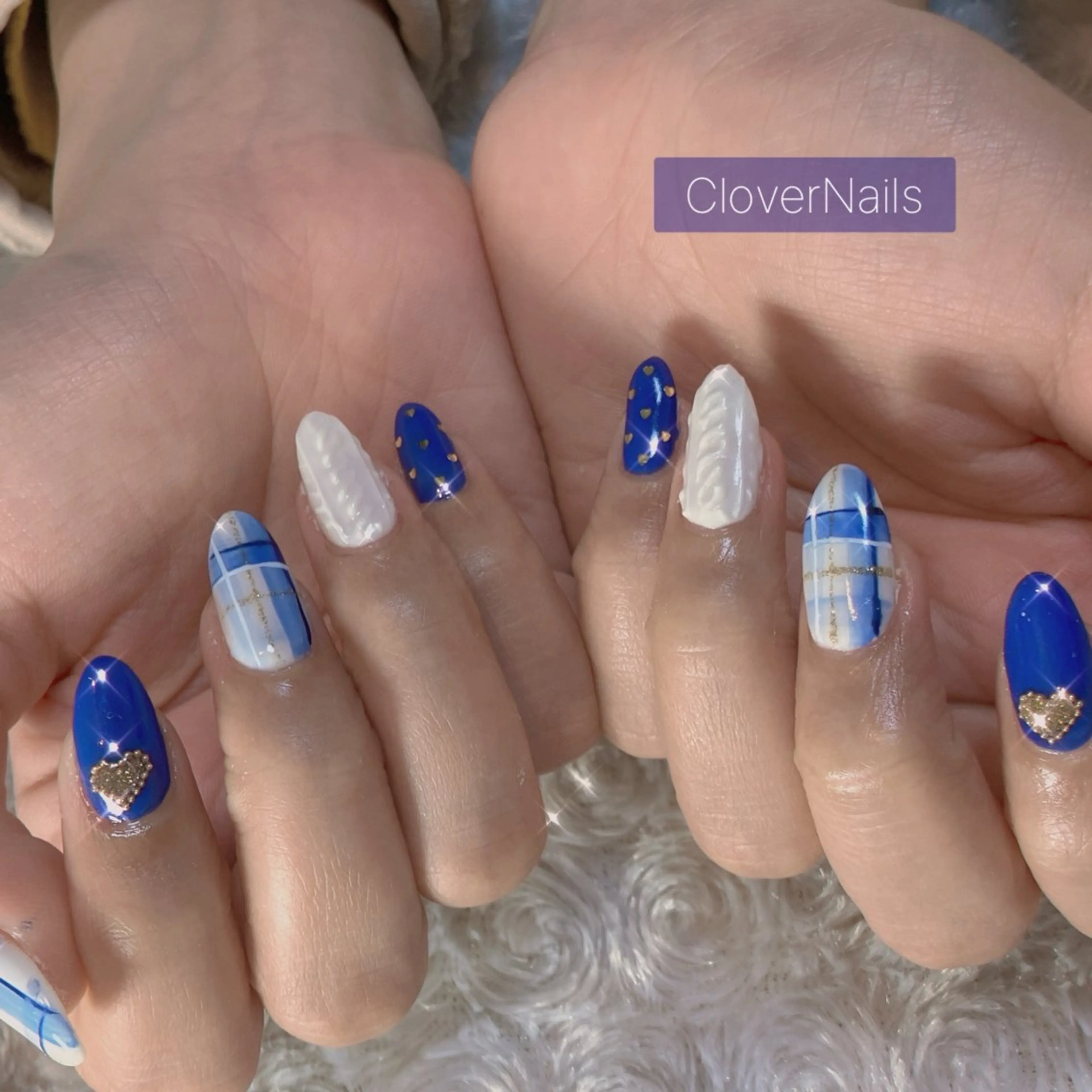 ネイル ブルー ゴールド ホワイト 冬ネイル ハンドネイル 自宅ネイルサロン クロバーネイルのネイルデザイン