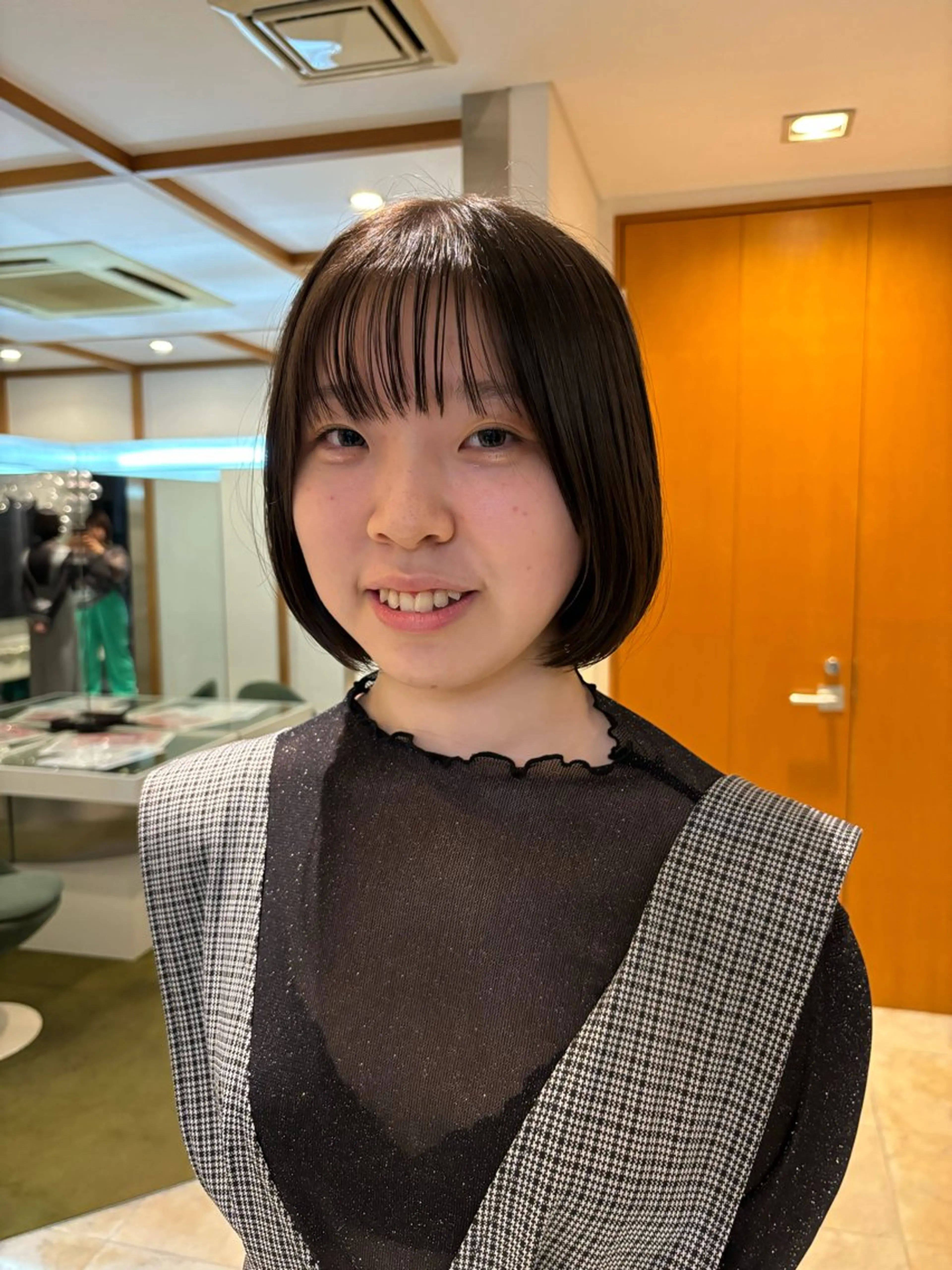 ミディアム 鷹尾 汐音のヘアスタイル