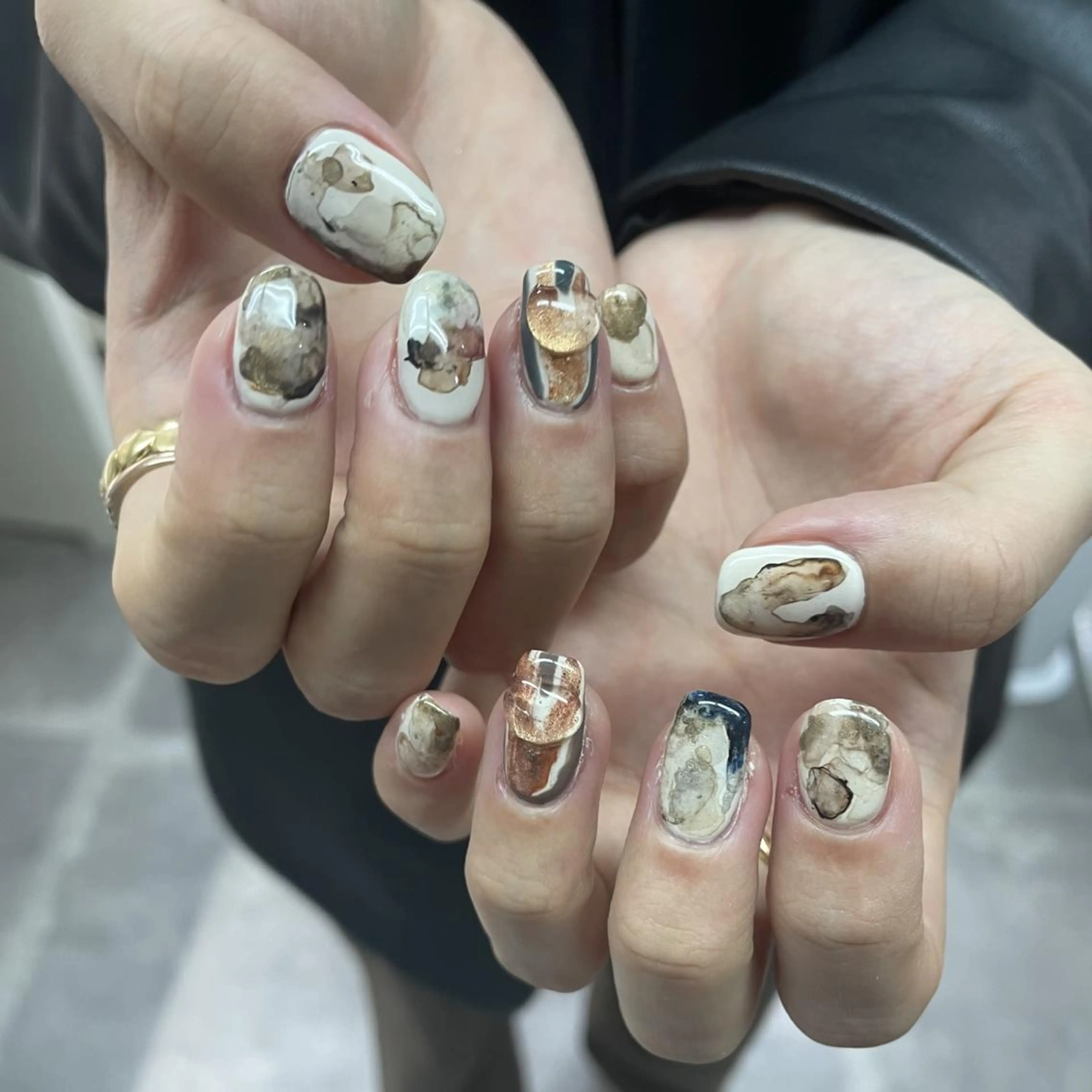 ネイル アートネイル べっ甲ネイル ジェルネイル グリーン キラキラネイル nailstudio eviz新宿店のネイルデザイン