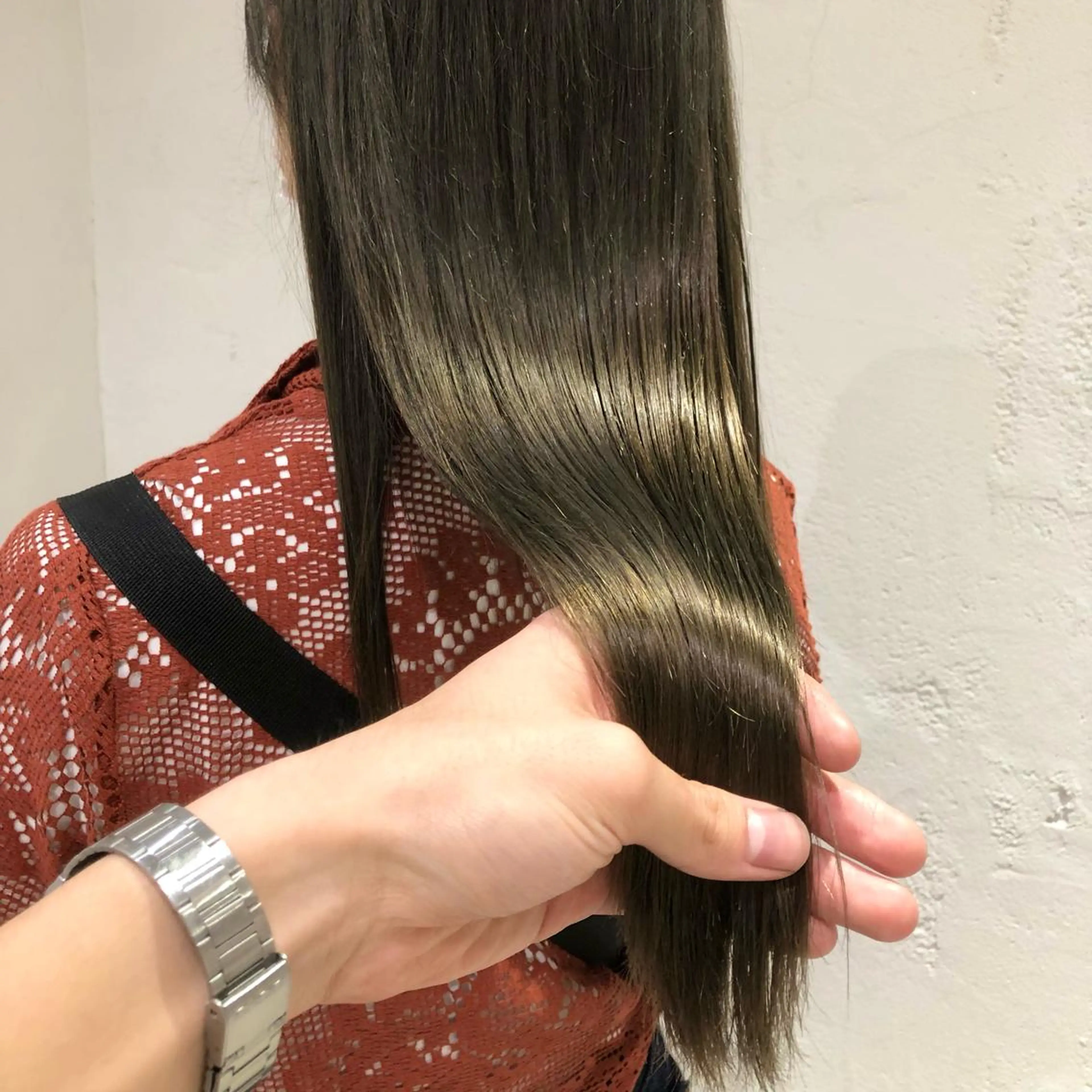 ロング カラー ベージュカラー ブリーチ オリーブベージュ ヘアカラー トリートメント ハイトーン/ブリーチ 似合せカット/パーマのヘアスタイル