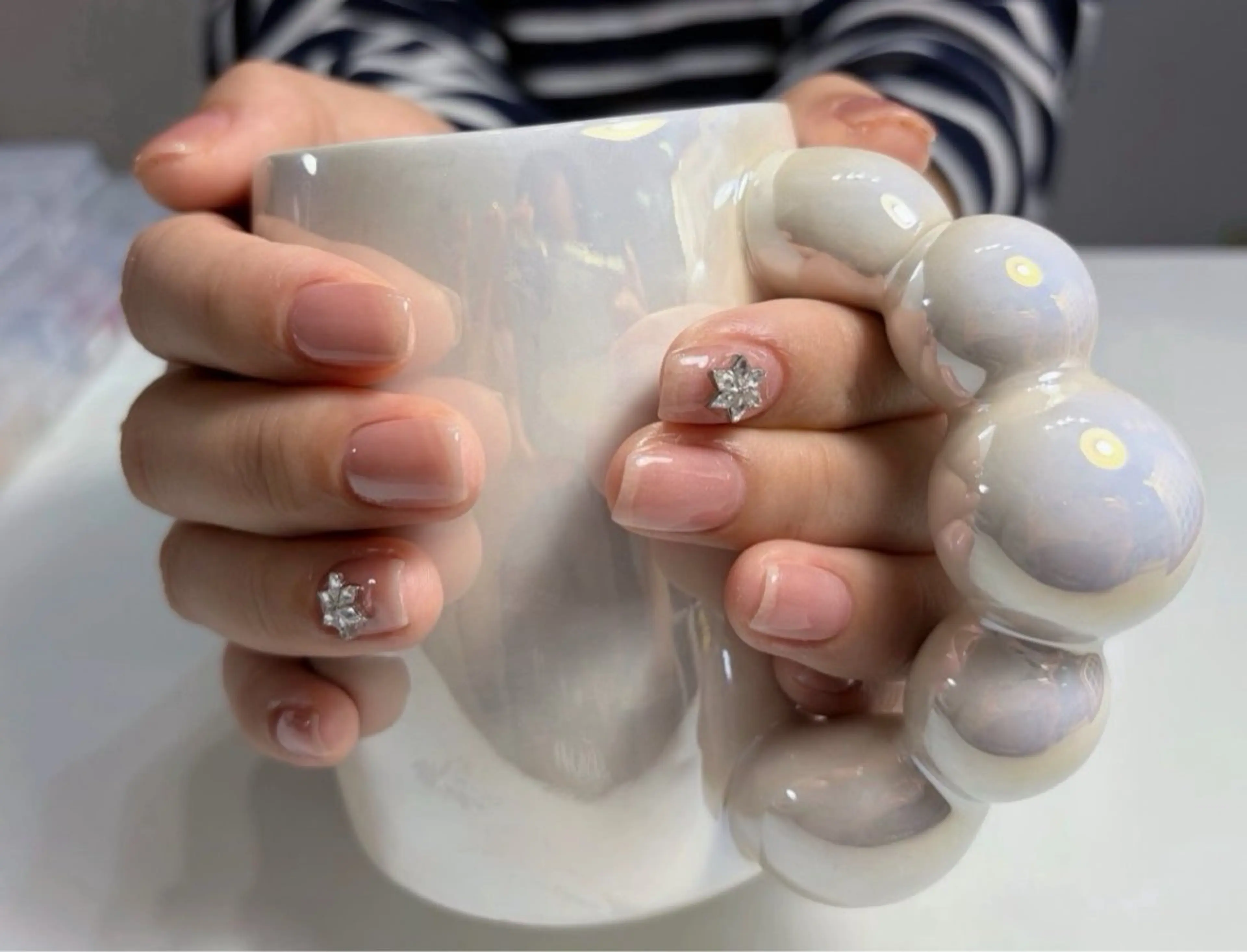 ワンカラー／ラメグラ／フラッシュネイル ＋パーツ2個オフ込みの写真