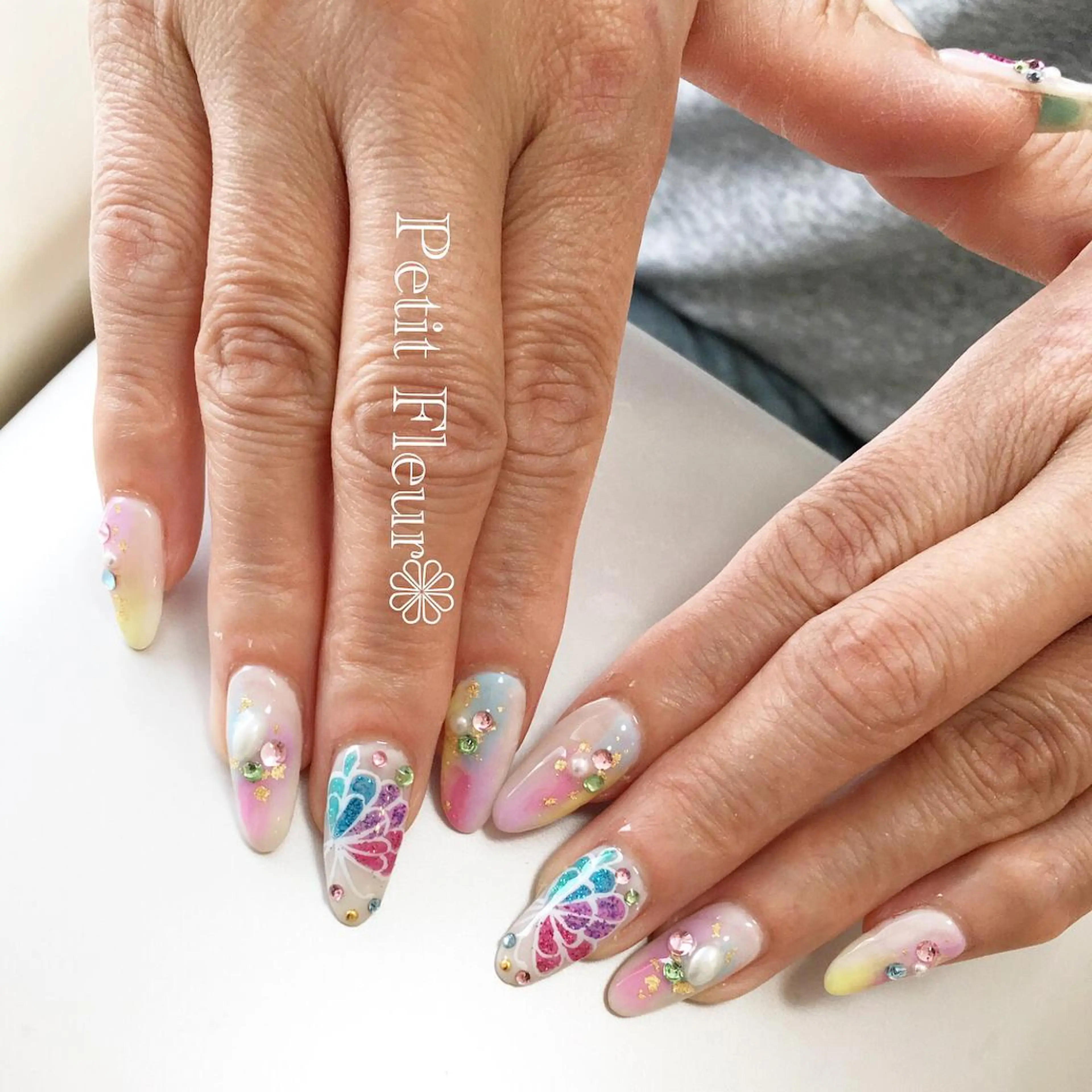 ネイル アートネイル キラキラネイル ラメ(グリッター) ロングネイル 夏ネイル Petit Fleur所属・青柳 亜梨奈のマツエク・マツパデザイン