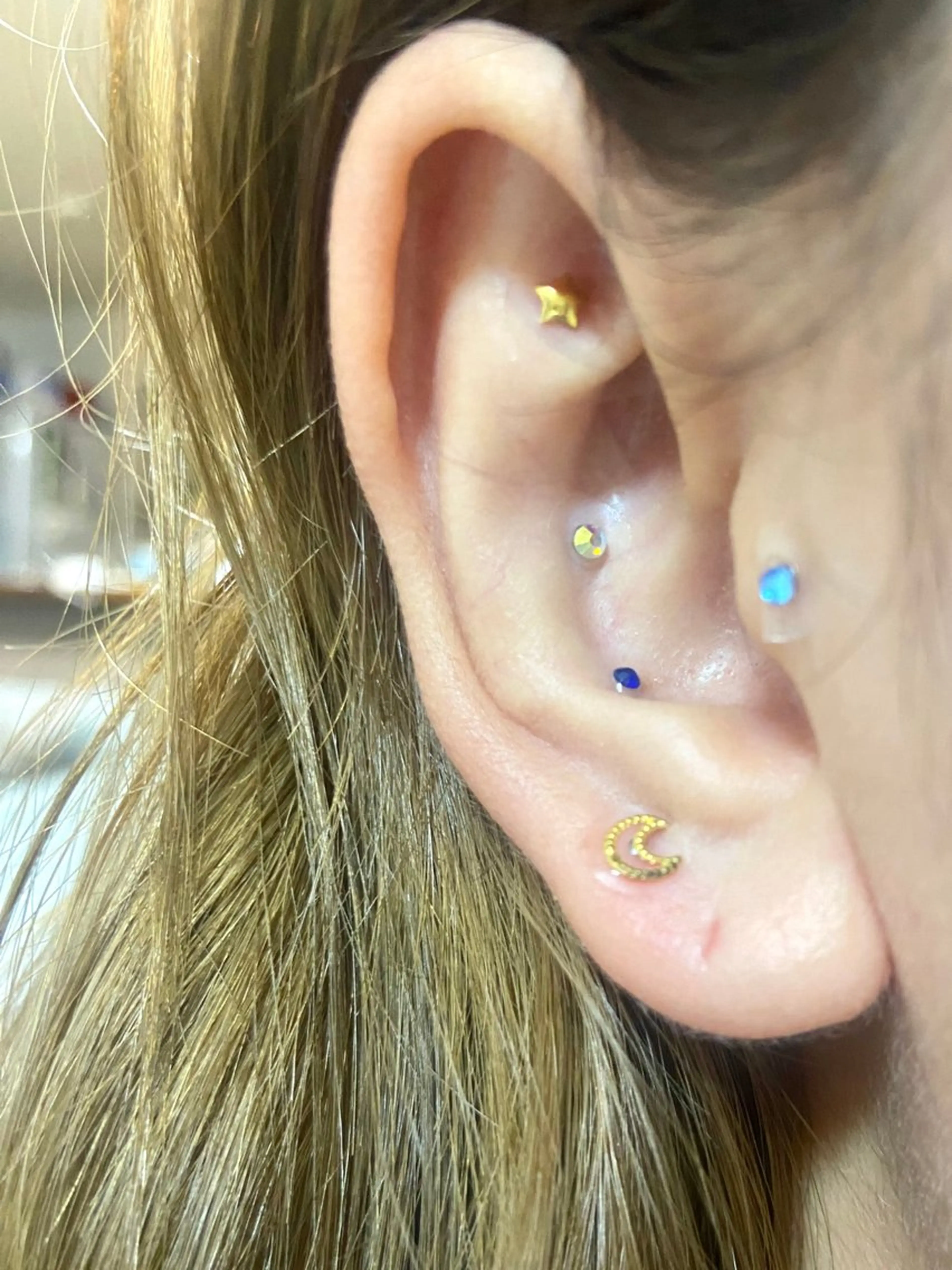 耳つぼジュエリー　10粒まで(両耳合わせて)無料送迎有りの写真