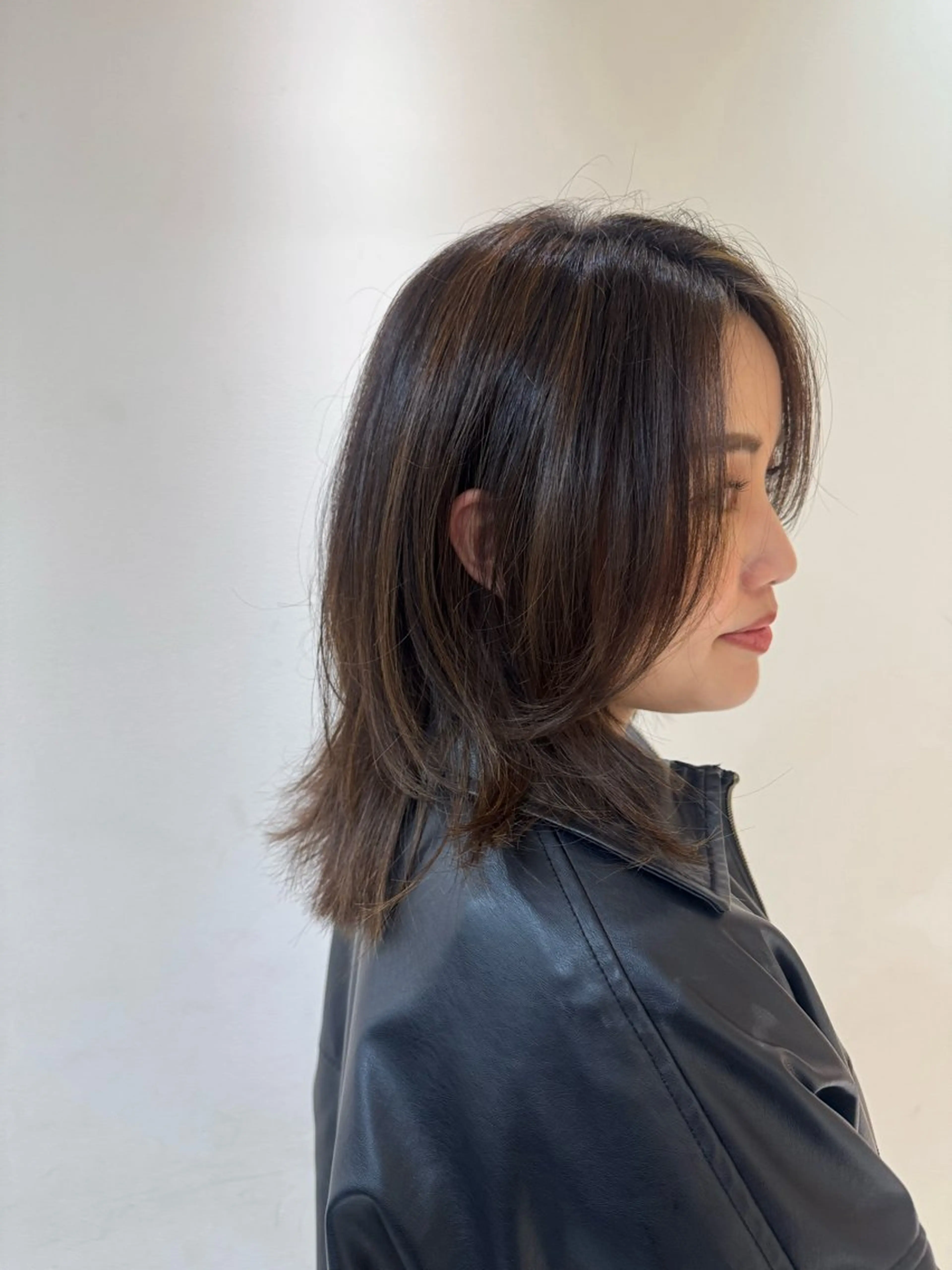 ミディアム 岡乃 麻衣のヘアスタイル