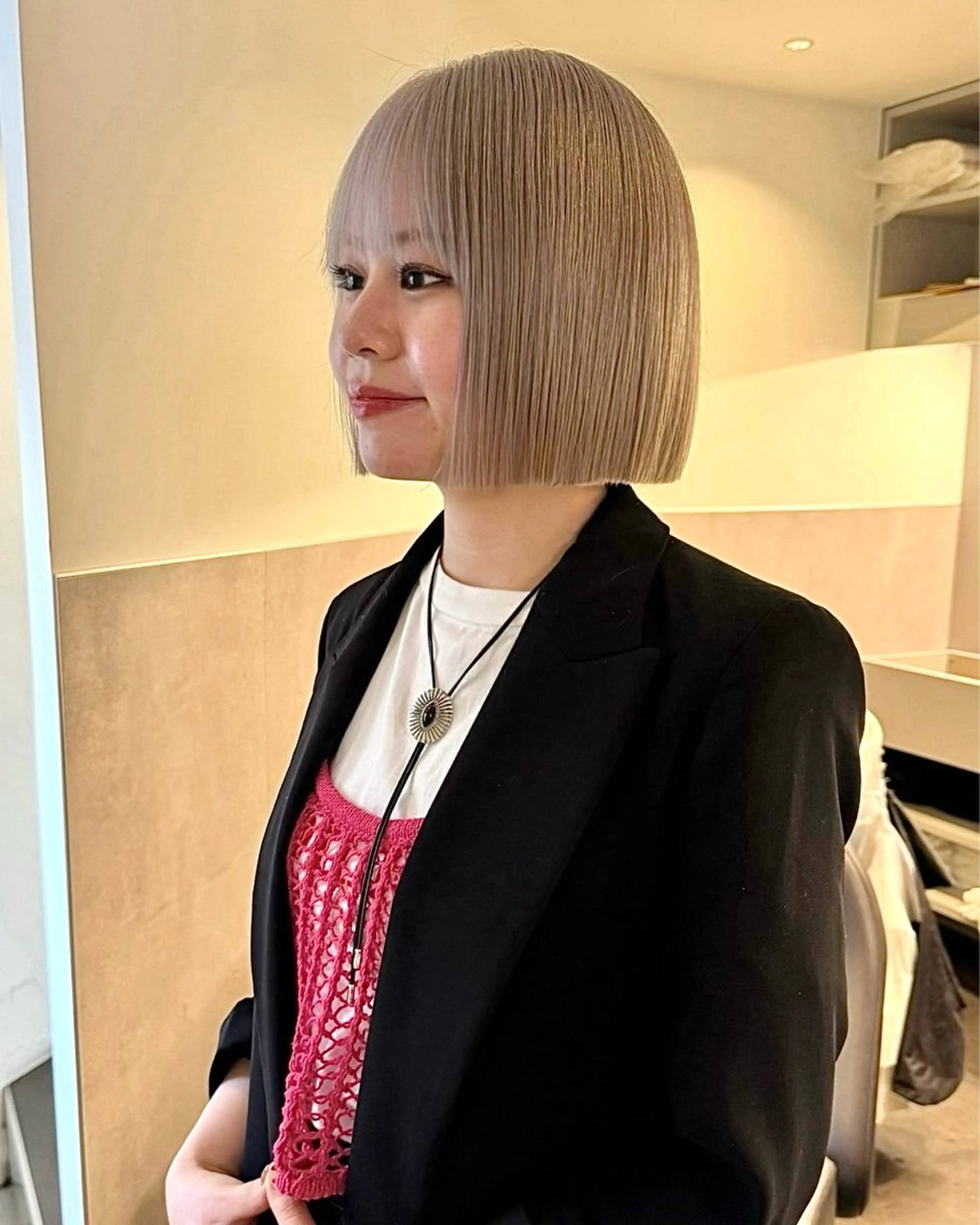 ショート カラー 切りっぱなしボブ ブリーチ ハイトーンカラー ボブ カット ヘアカラー トリートメント RAIMA ハイトーン/ベージュのヘアスタイル