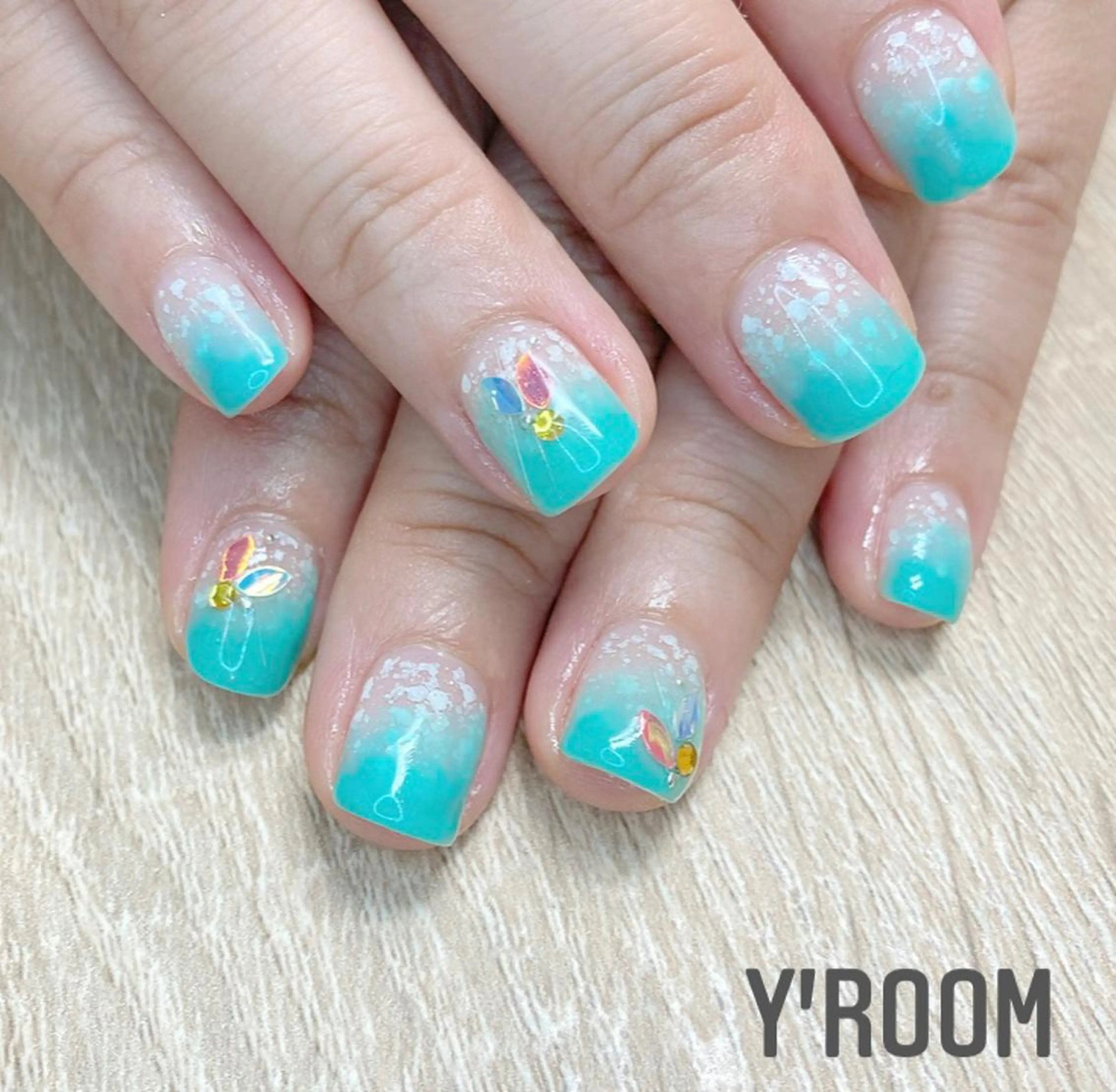 ネイル オーロラネイル ブルー フラッシュネイル フットネイル ジェルネイル YUKA （ネイリスト）のネイルデザイン