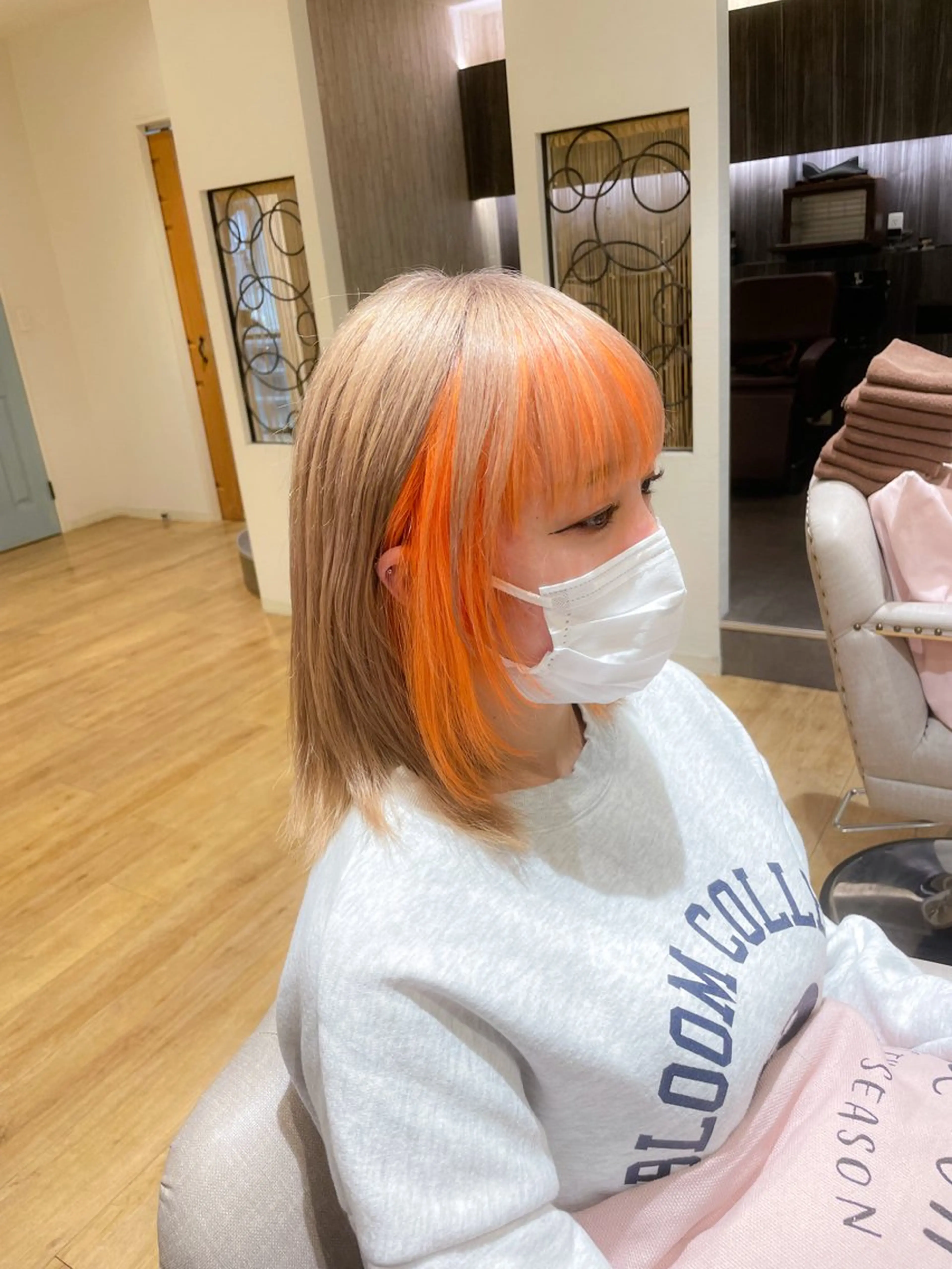 セミロング カラー ミストバング ブリーチ ブロンド  フェイスフレーミング オレンジ ヘアカラー トリートメント 高嶋 憂蘭々のヘアスタイル