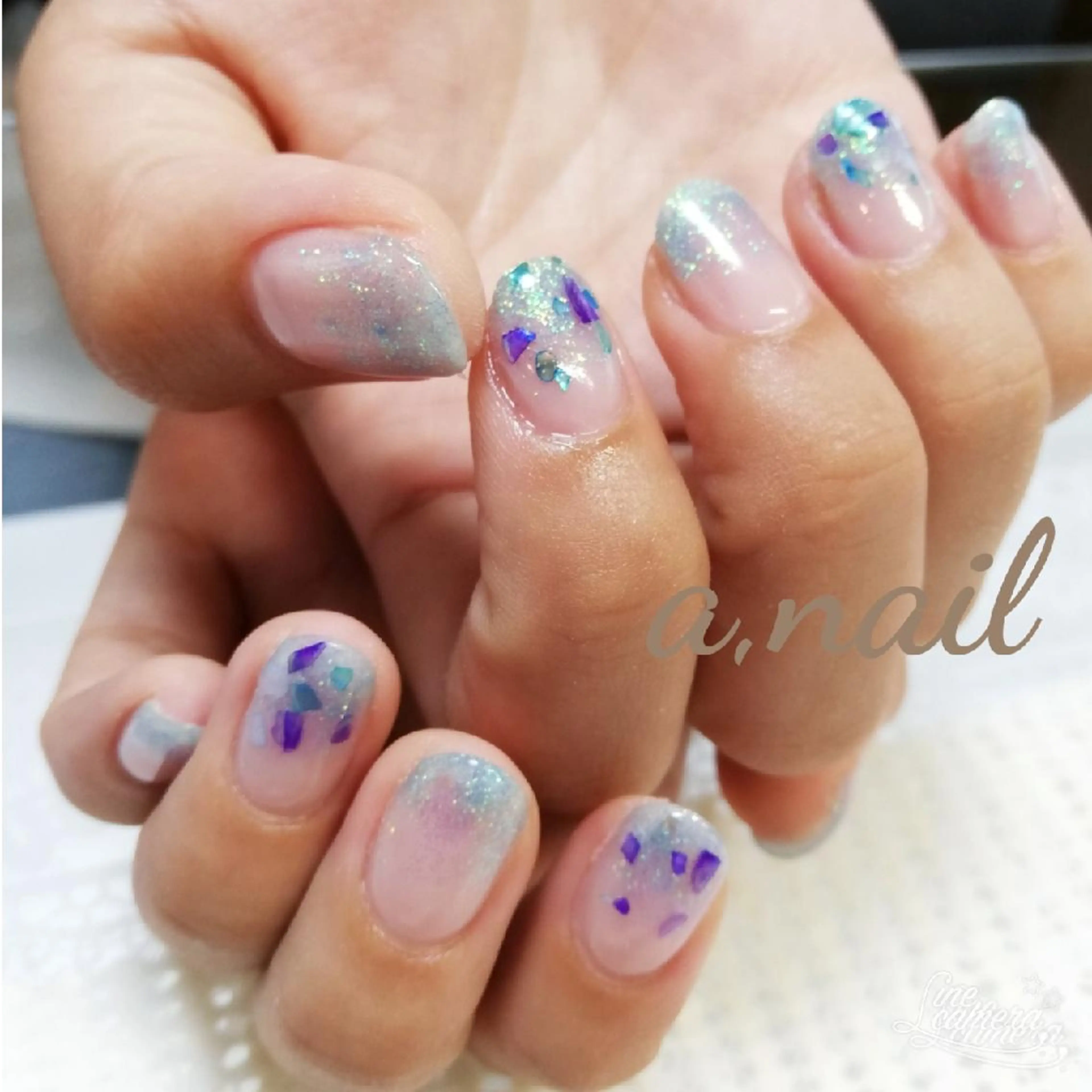 ネイル ブルー グラデーション キラキラネイル ラメ(グリッター) ラメグラデーション ハンドネイル ネイルサロン エーネイルのネイルデザイン