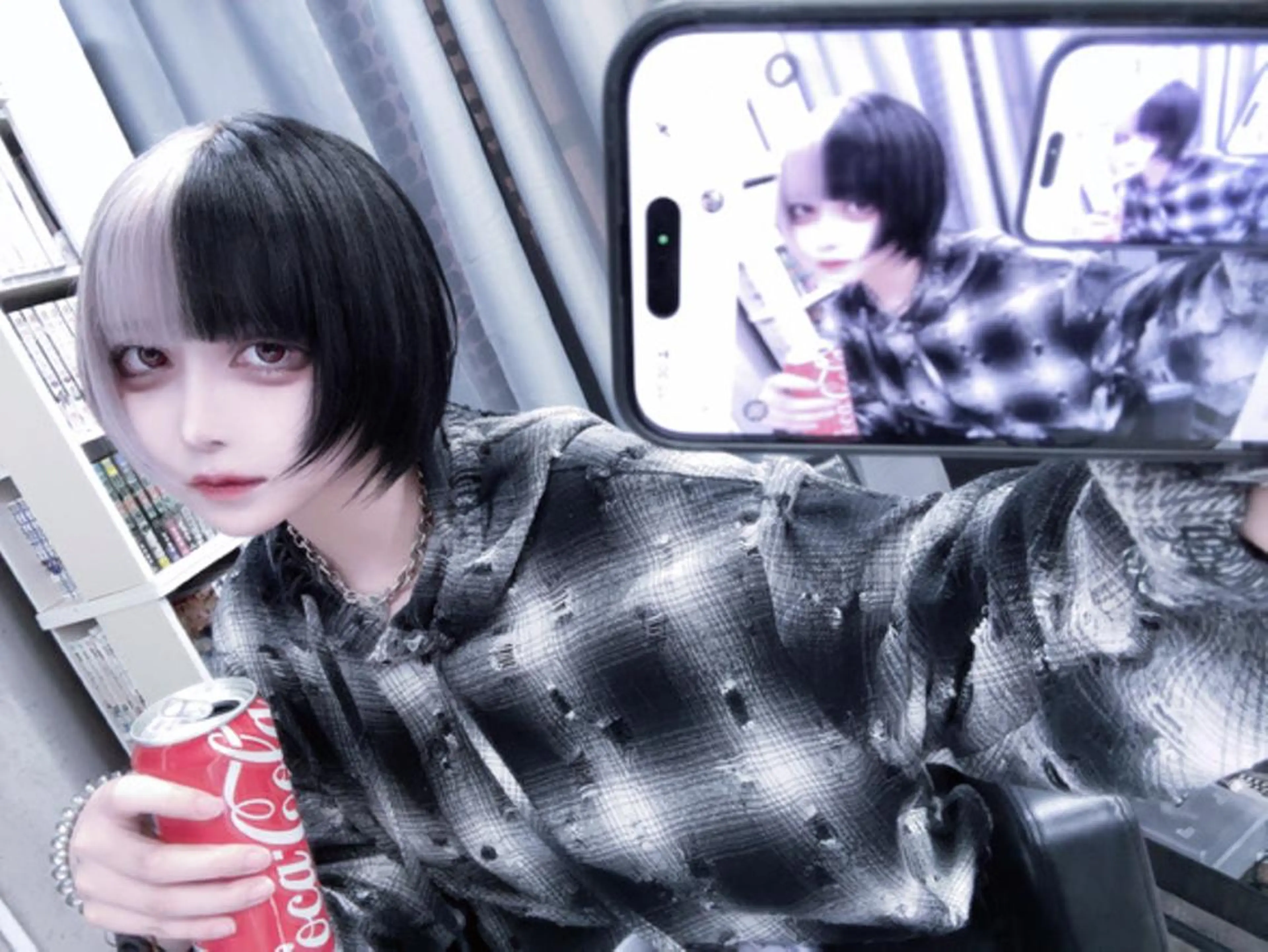 ロング カラー シールエクステ ブリーチ ハイトーンカラー エクステ レイヤーカット ホワイト&レイヤーカ ットエクステ長畠俊輔のヘアスタイル