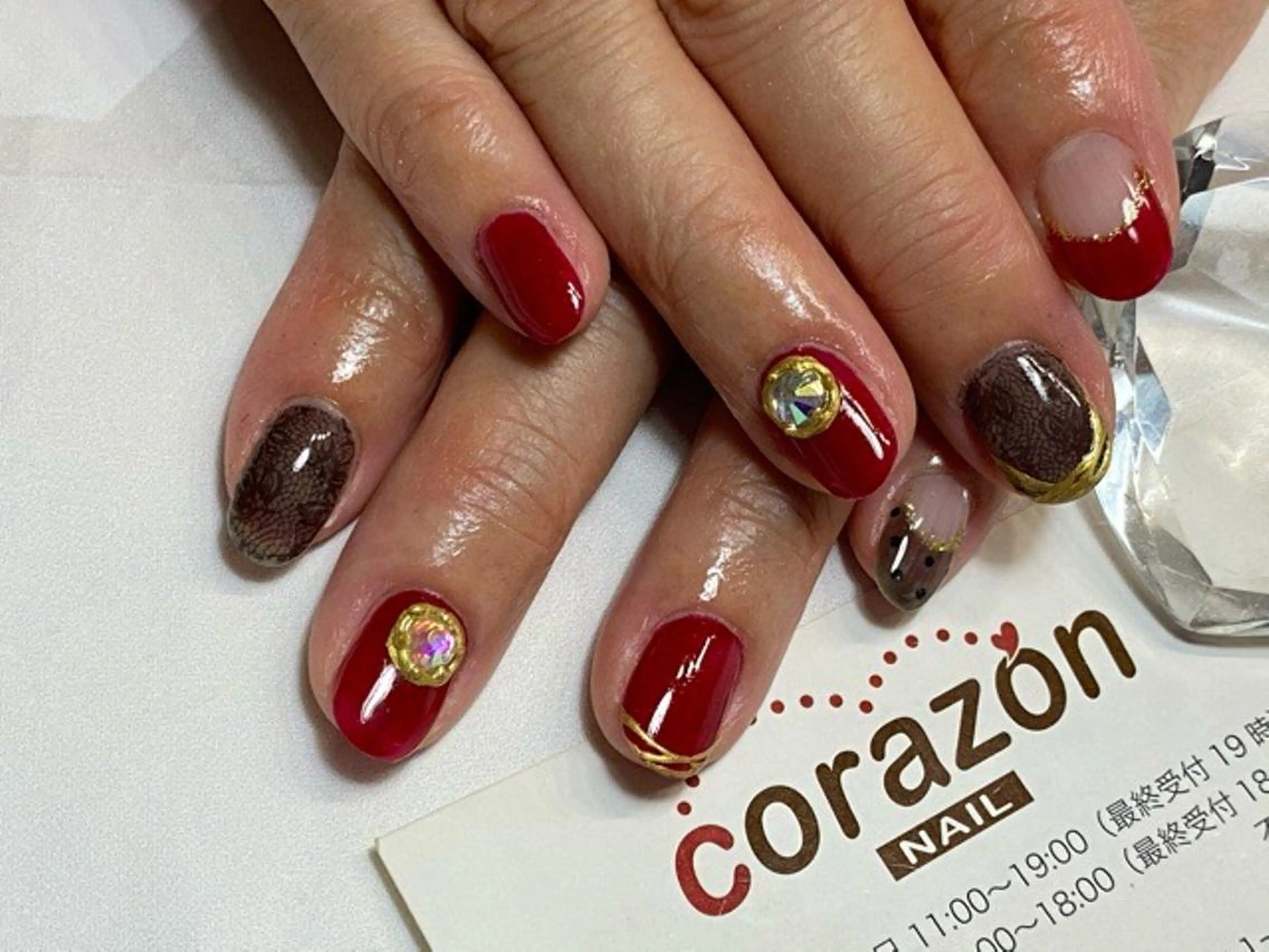 ネイル アートネイル ゴールド 赤色 ストーンネイル corazon所属・ネイリスト aicoのネイルデザイン
