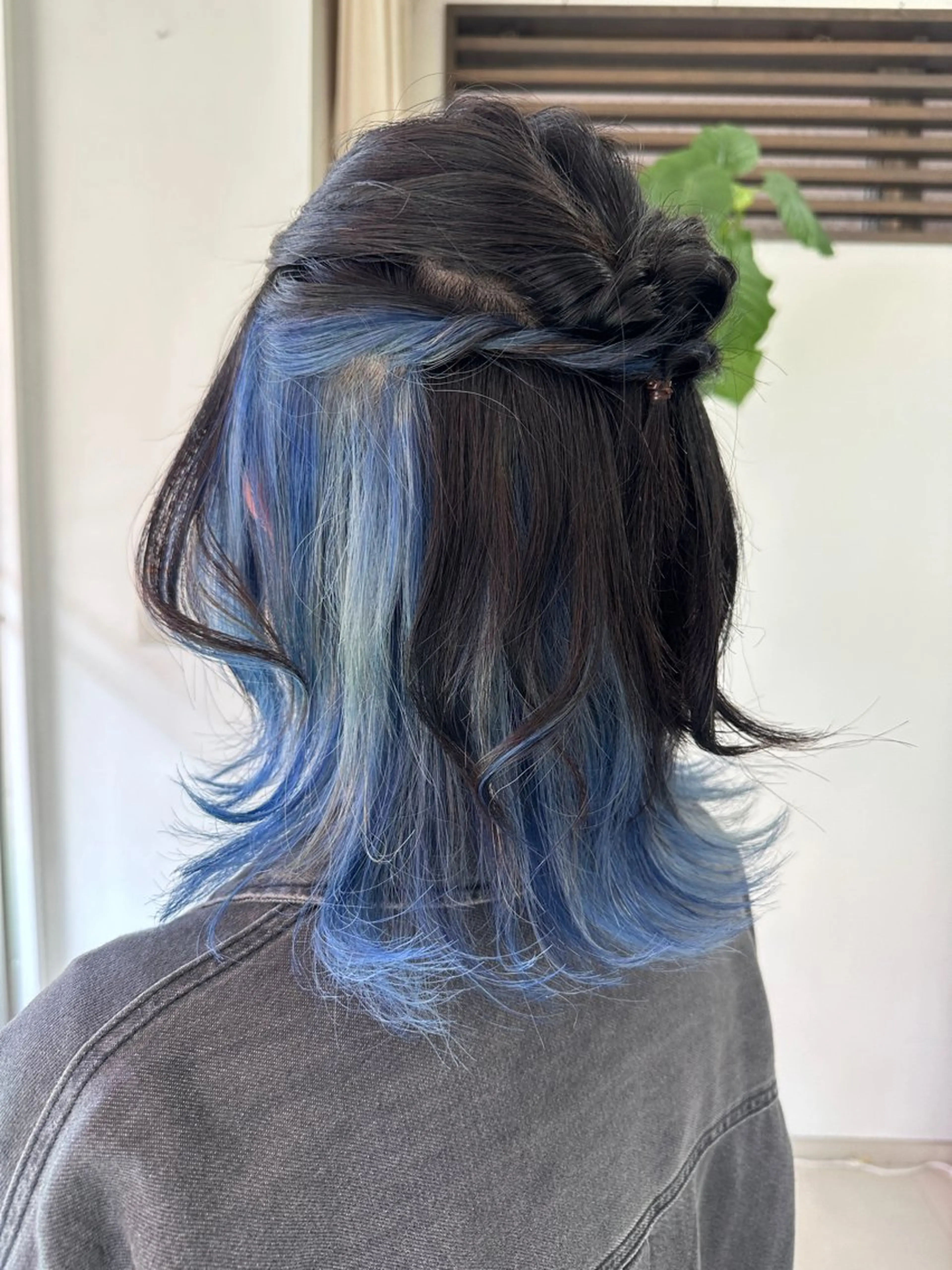 ミディアム カット ヘアカラー レイヤー 艶々カラーのヘアスタイル