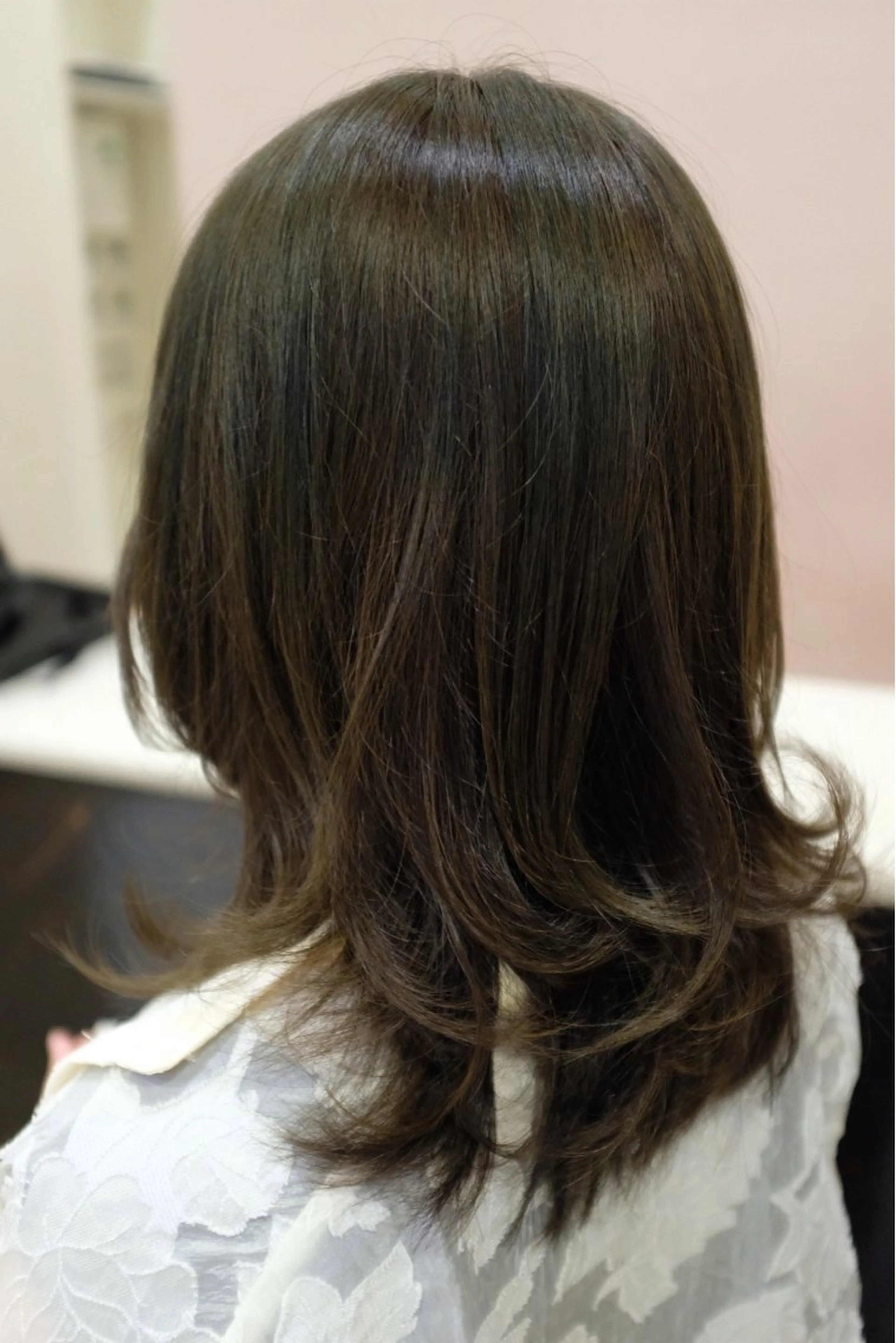 ミディアム カラー オリーブカラー ショートカット／ 明千のヘアスタイル