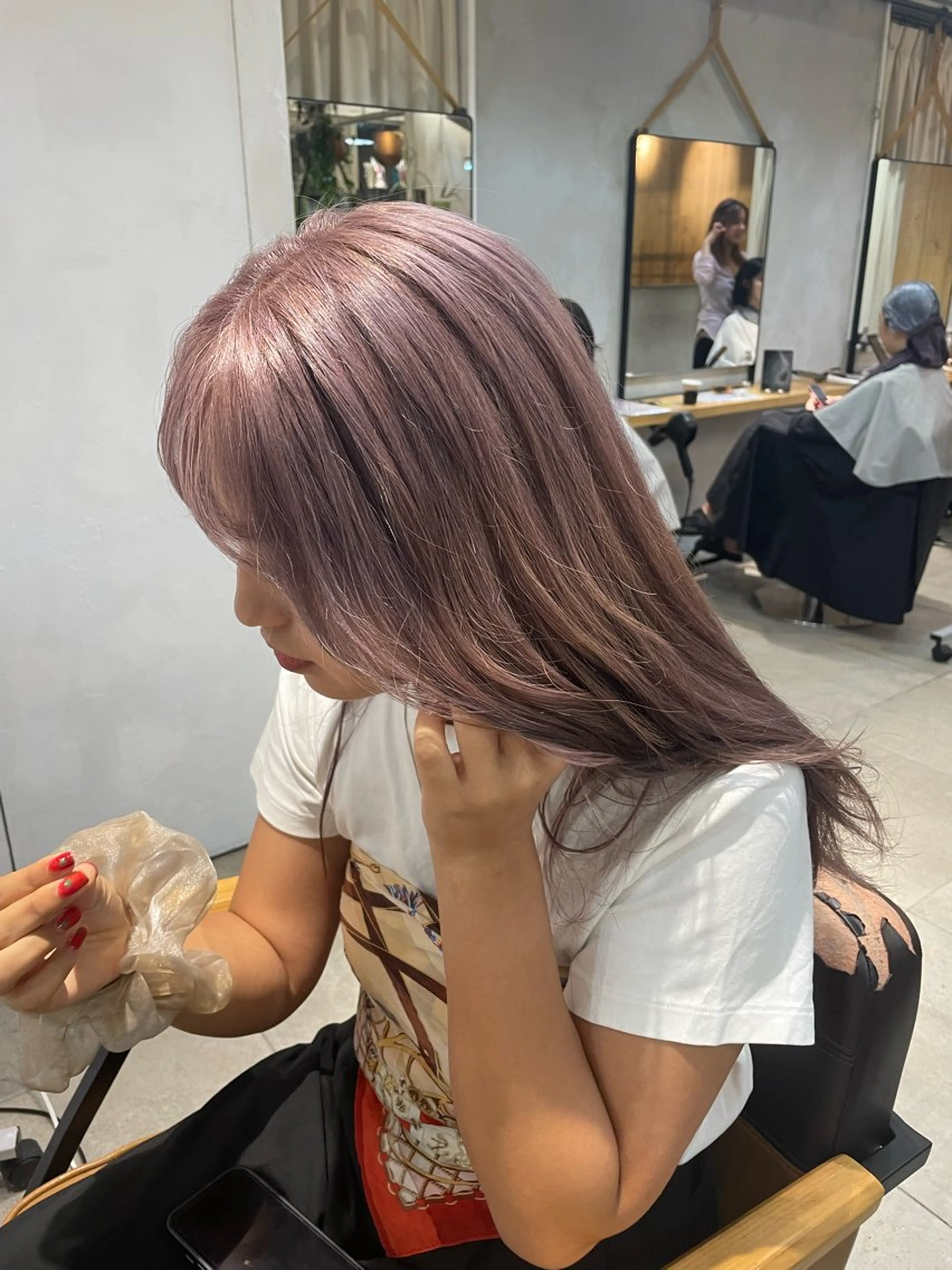 ロング カラー ミルクティー× グレージュMOMOのヘアスタイル