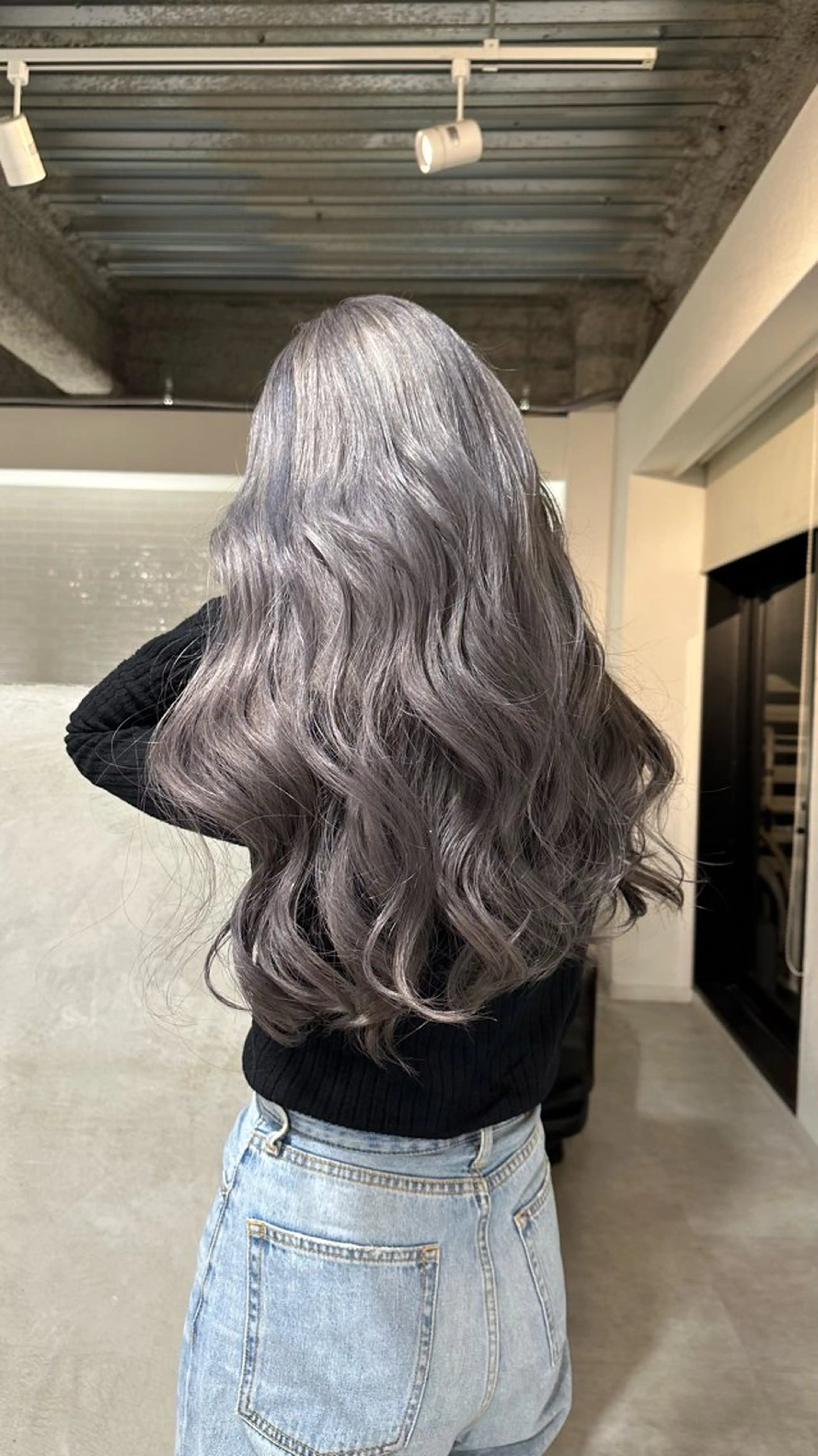 ロング カラー ブリーチ シルバー 木村 華菜のヘアスタイル