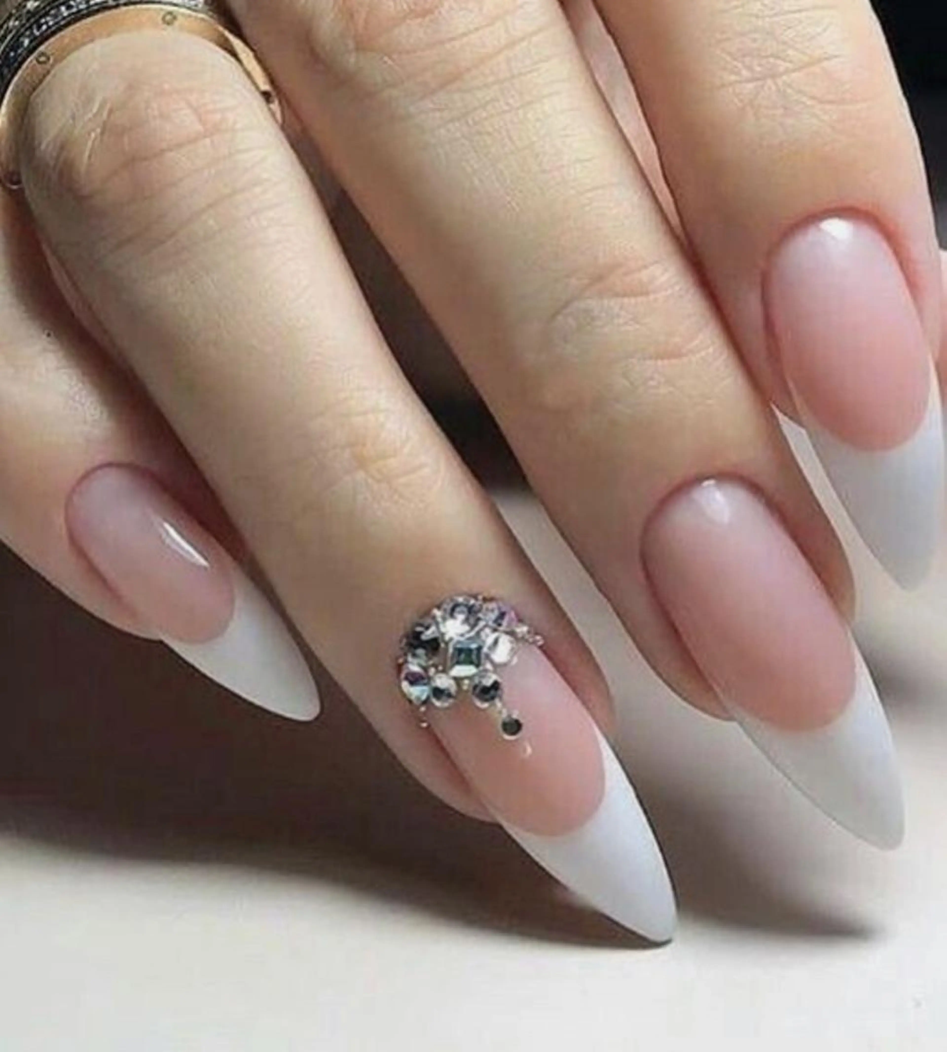 🍄フレンチネイル(オフなし)ストーン4粒までプレゼントの写真