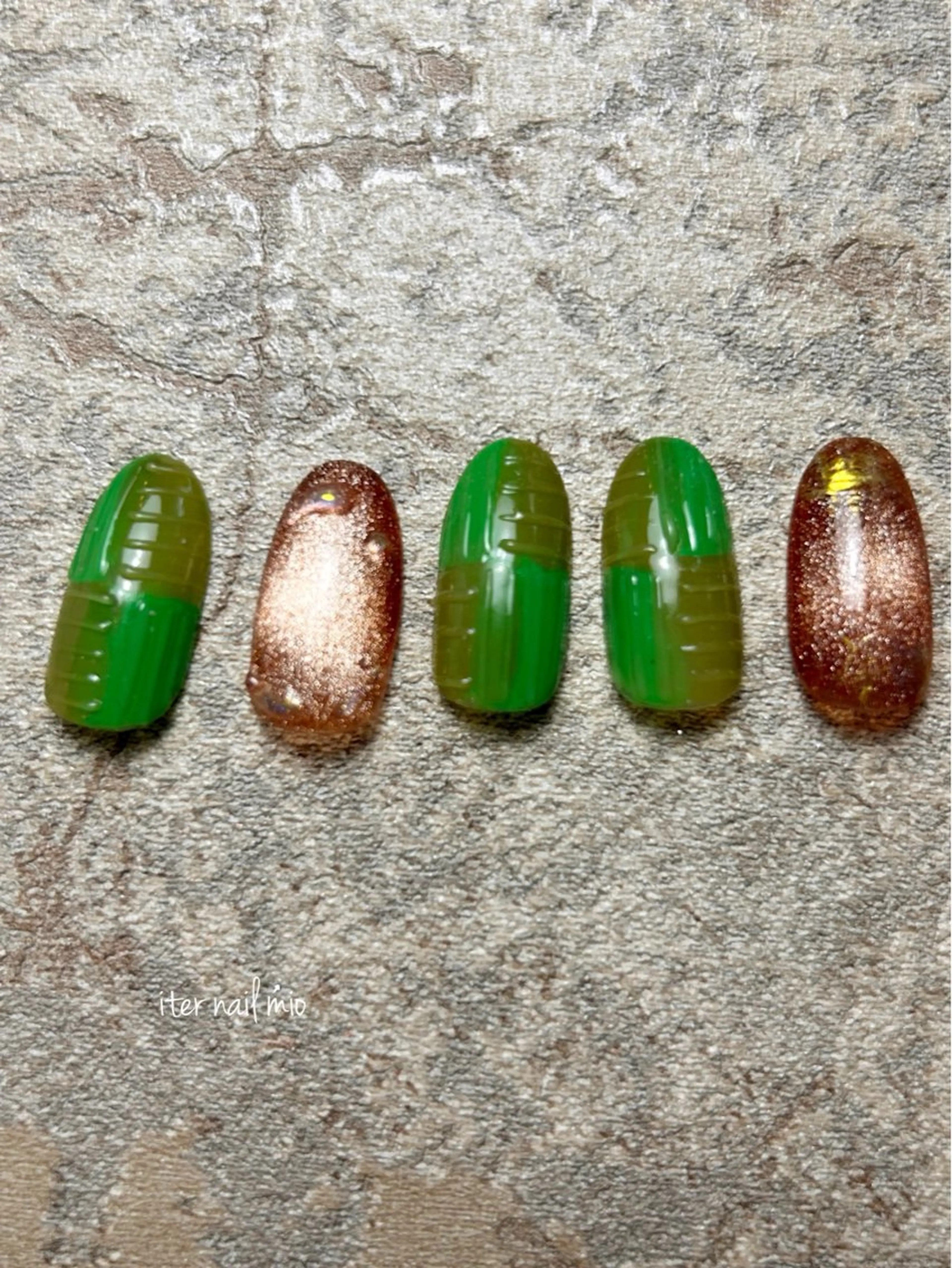 ネイル ブラウン グリーン ニュアンスネイル ハンドネイル ITER mioのネイルデザイン