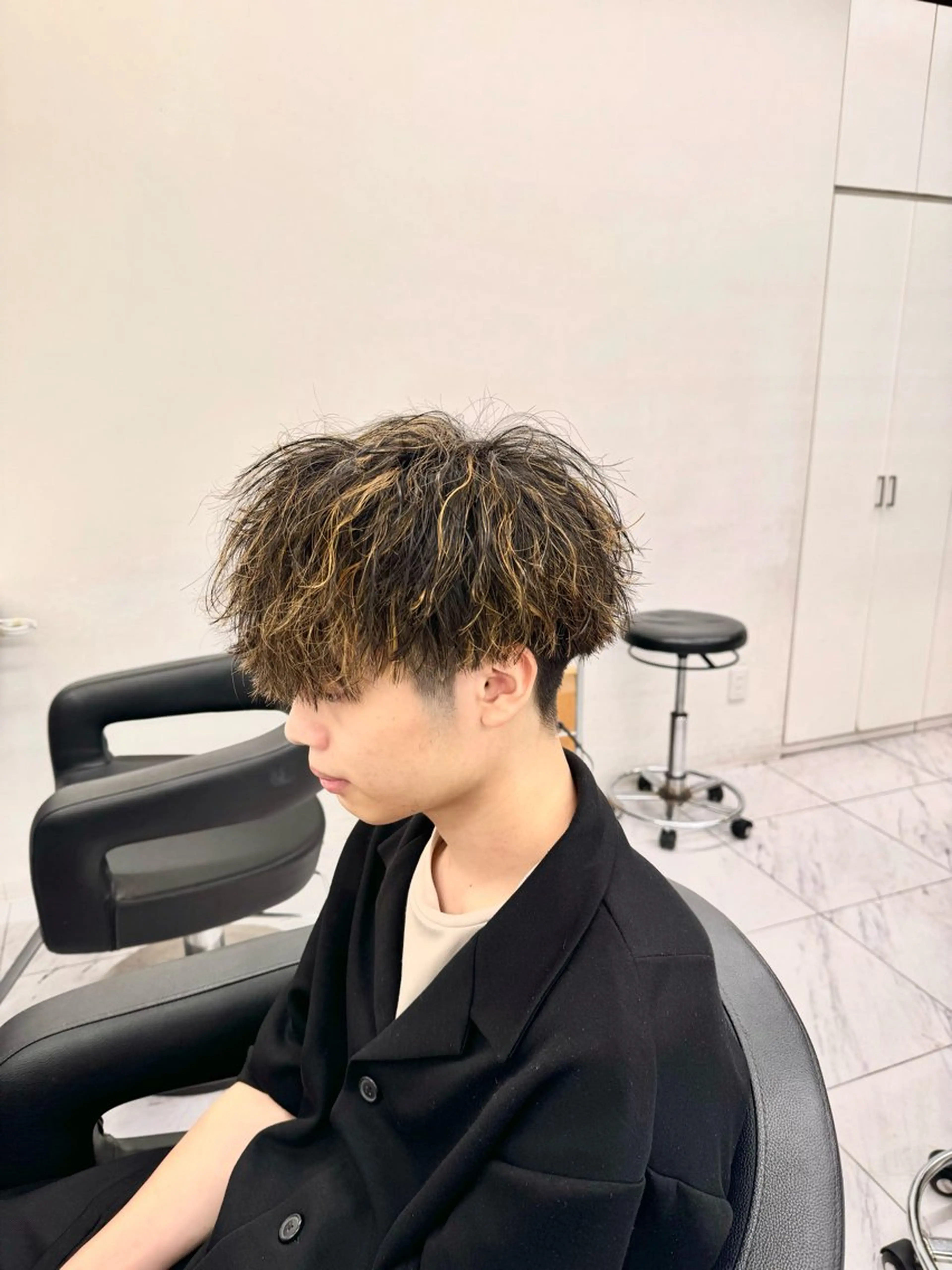 ミディアム カラー パーマ ヘアアレンジ メンズ ミディアムパーマ メンズメッシュ メンズパーマ 波巻きパーマ メッシュ カット ヘアカラー パーマ ヘッドスパ ヘアセット 顔まわりカット の達人のヘアスタイル