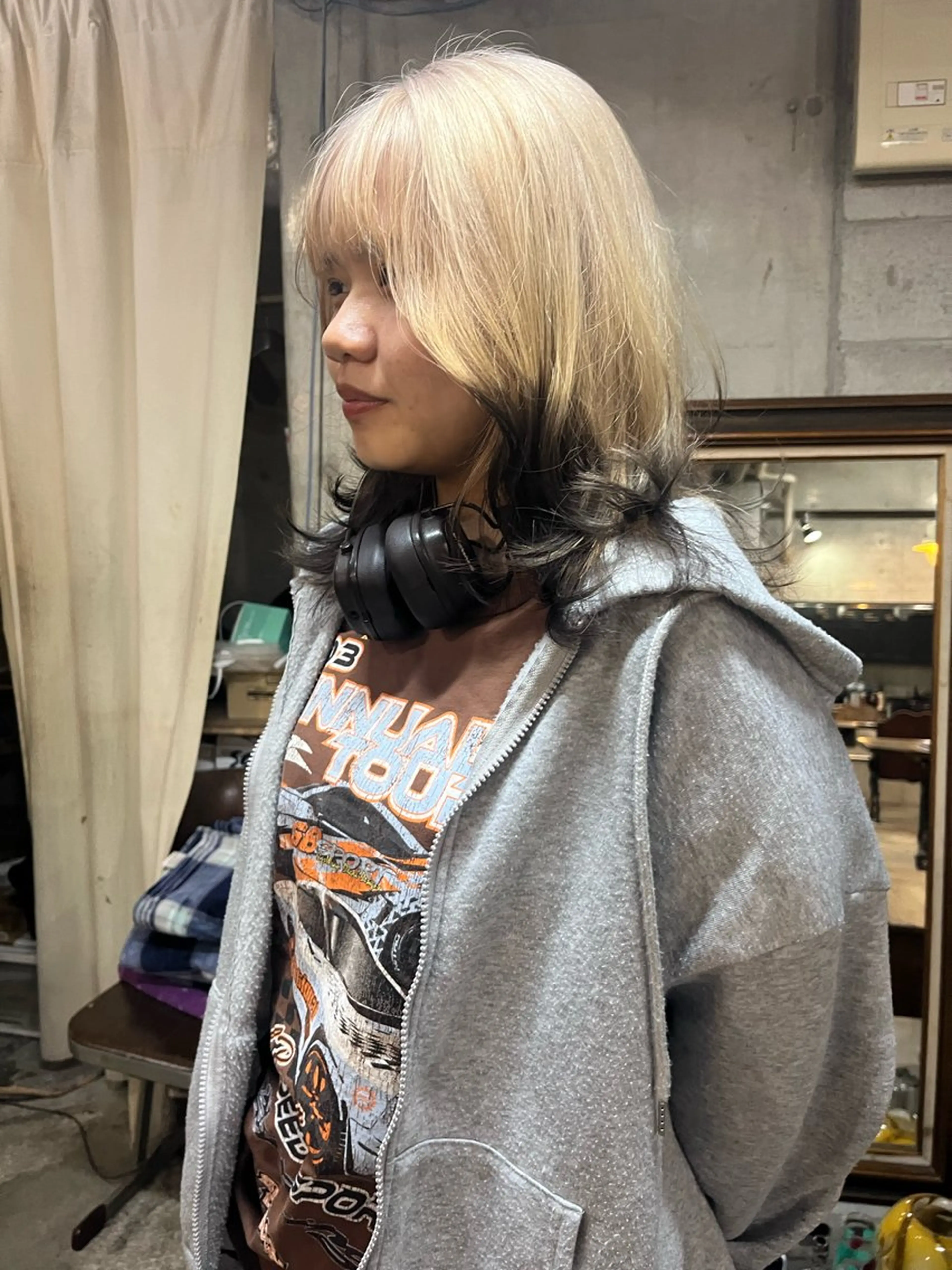 ミディアム カット ヘアカラー トリートメント ハイトーン/顔まわり レイヤー/YUKAのヘアスタイル