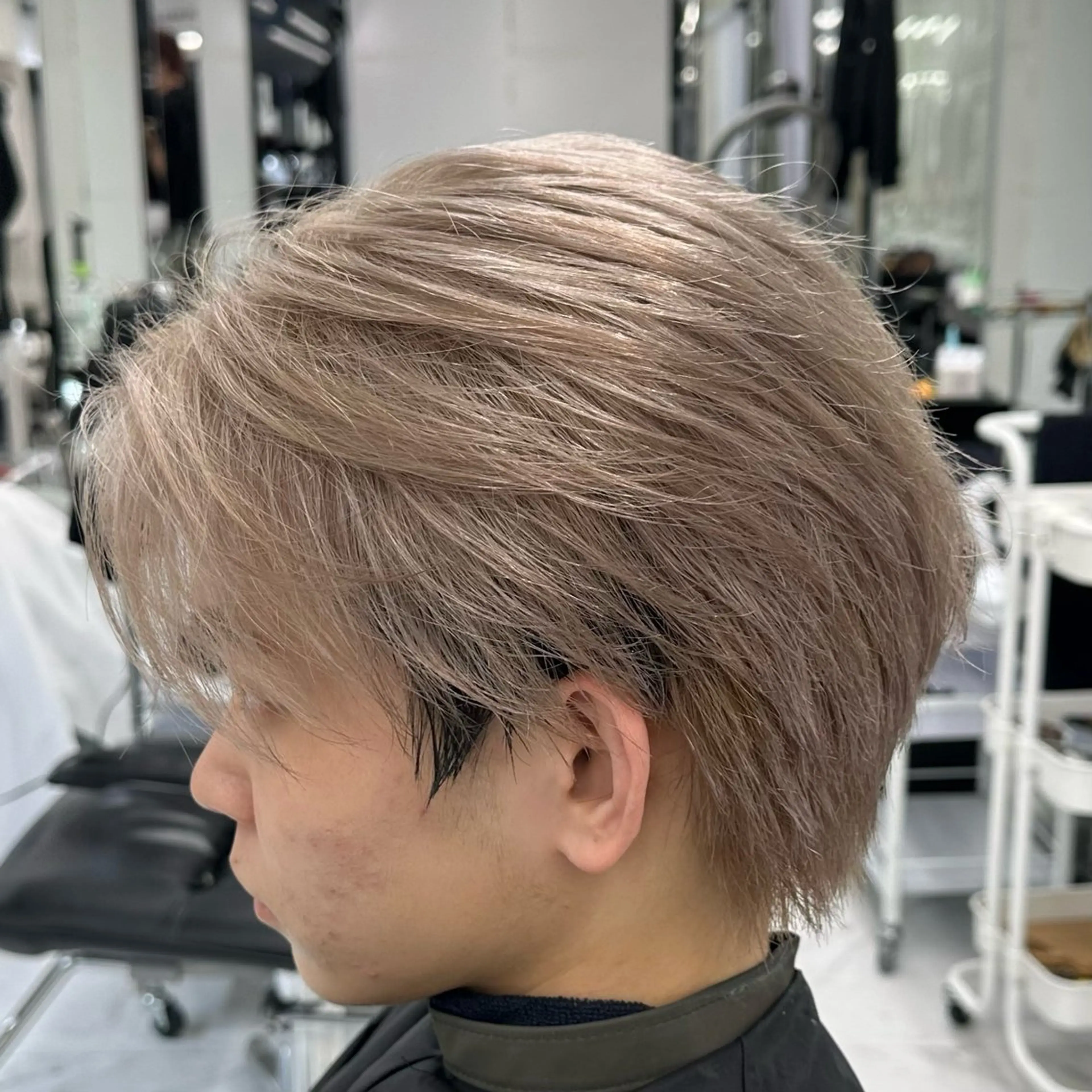 ショート カラー メンズ ベージュカラー ミルクティーベージュ ホワイトミルクティーベージュ ヘアカラー ♥️モテ髪美容師♠️ REIのヘアスタイル