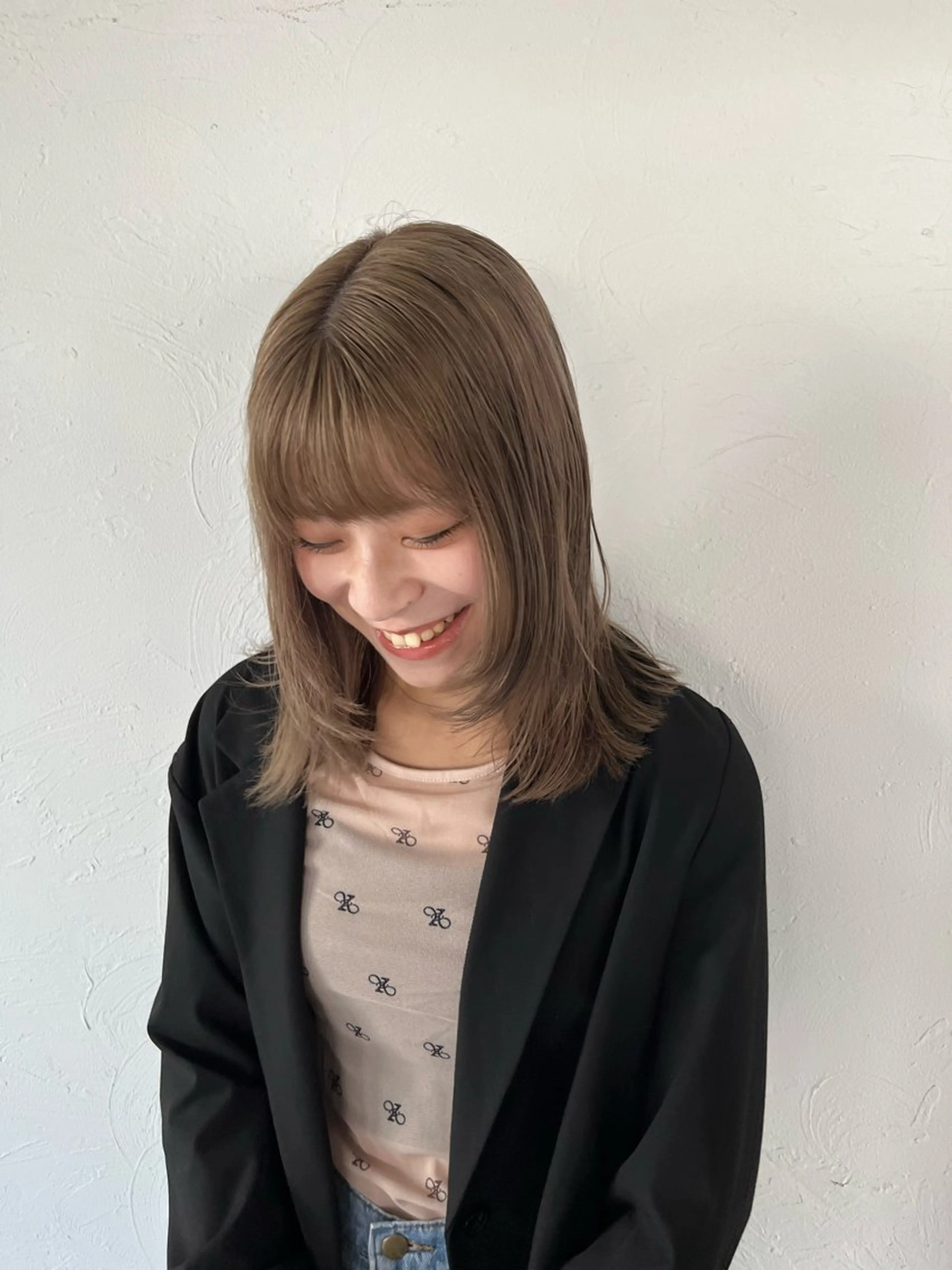 ミディアム カラー ベージュカラー 顔まわりレイヤー レイヤーカット レイヤーカット/ カラー/ko-noのヘアスタイル