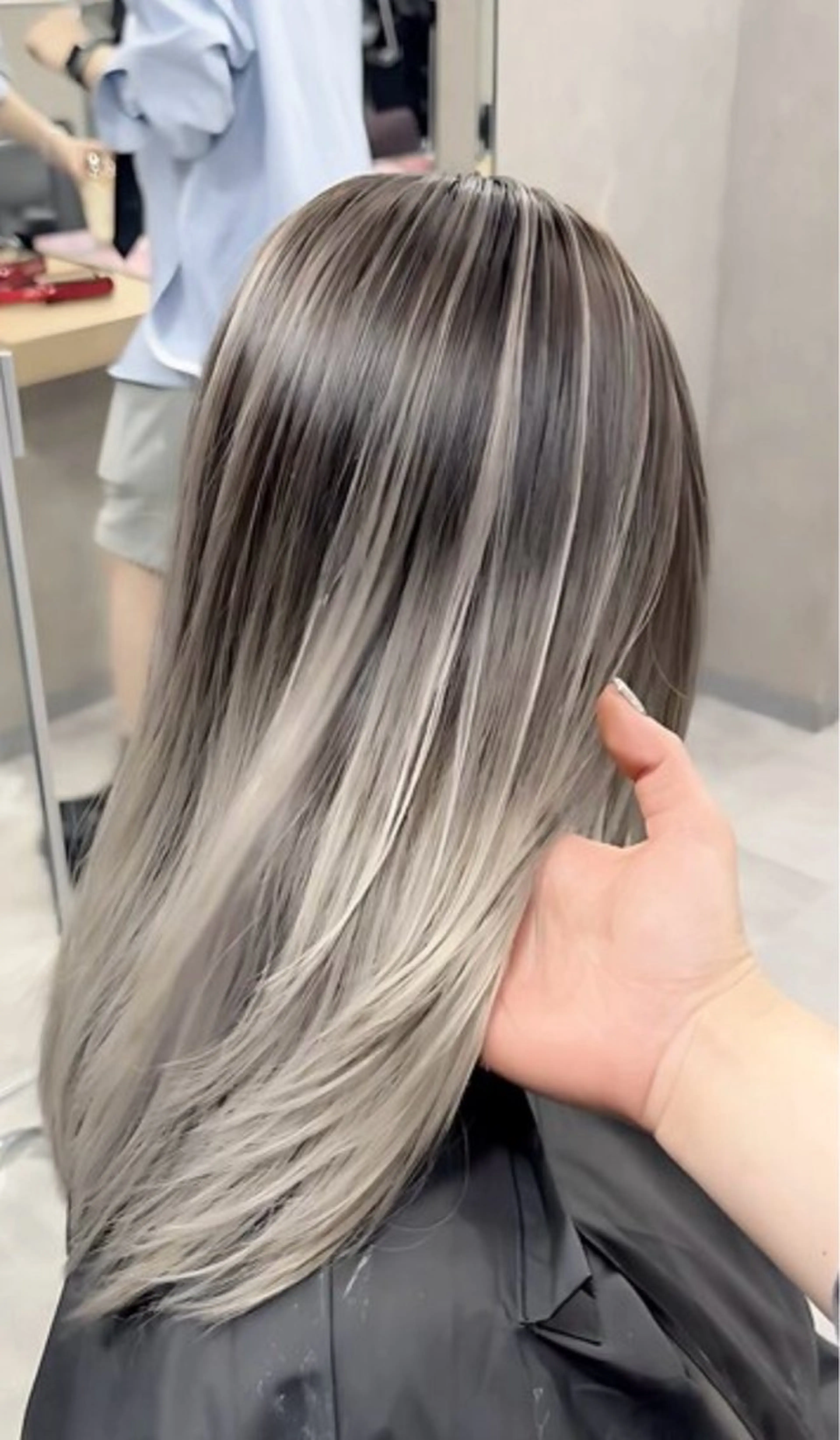 セミロング レイヤーカット ヘアカラー REDEAL ope.所属・きったん／ハイライト レイヤーカットのヘアスタイル