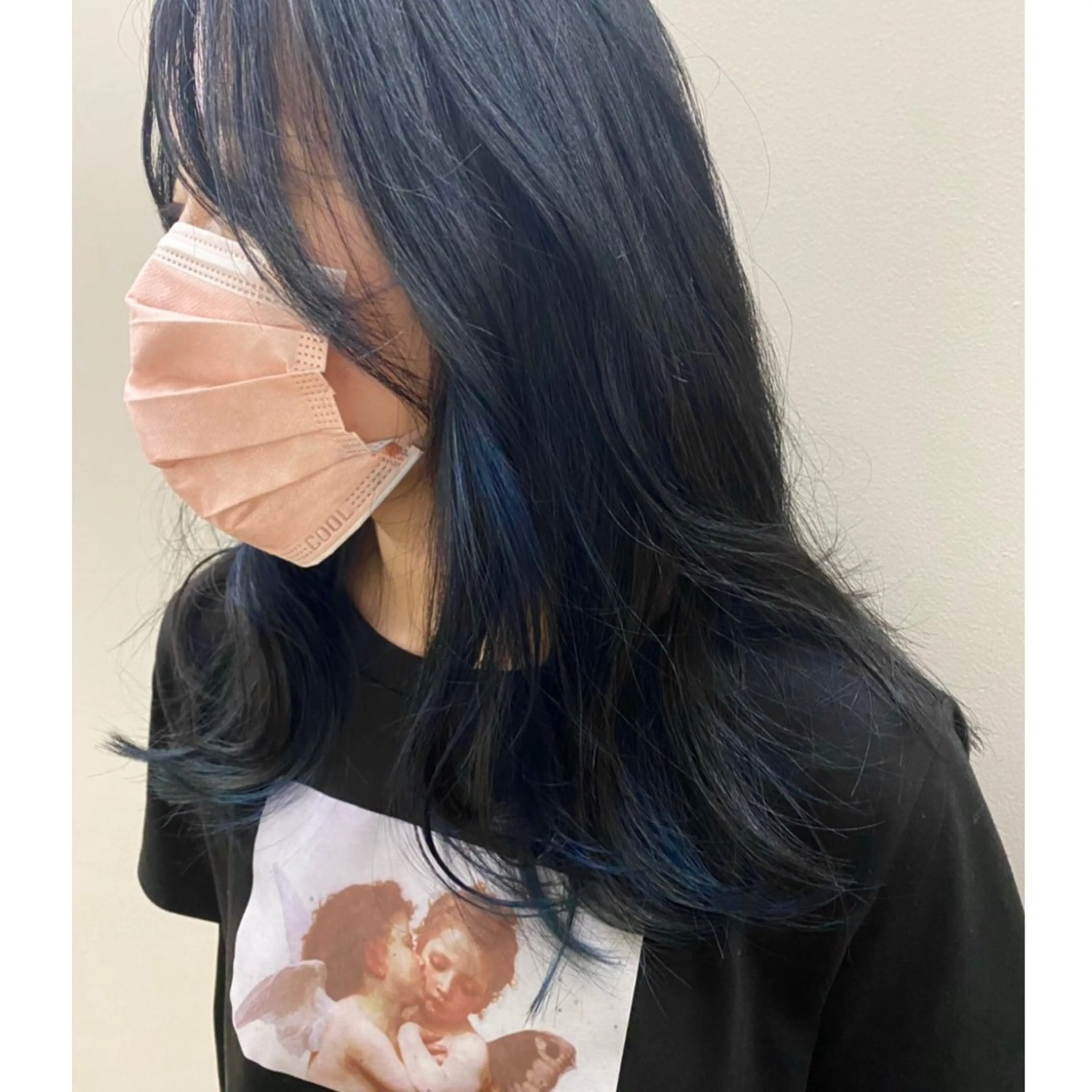 ロング カラー アッシュ 黒髪 ブリーチ ブルーカラー ブルーブラック カット ヘアカラー 西田 夏望のヘアスタイル