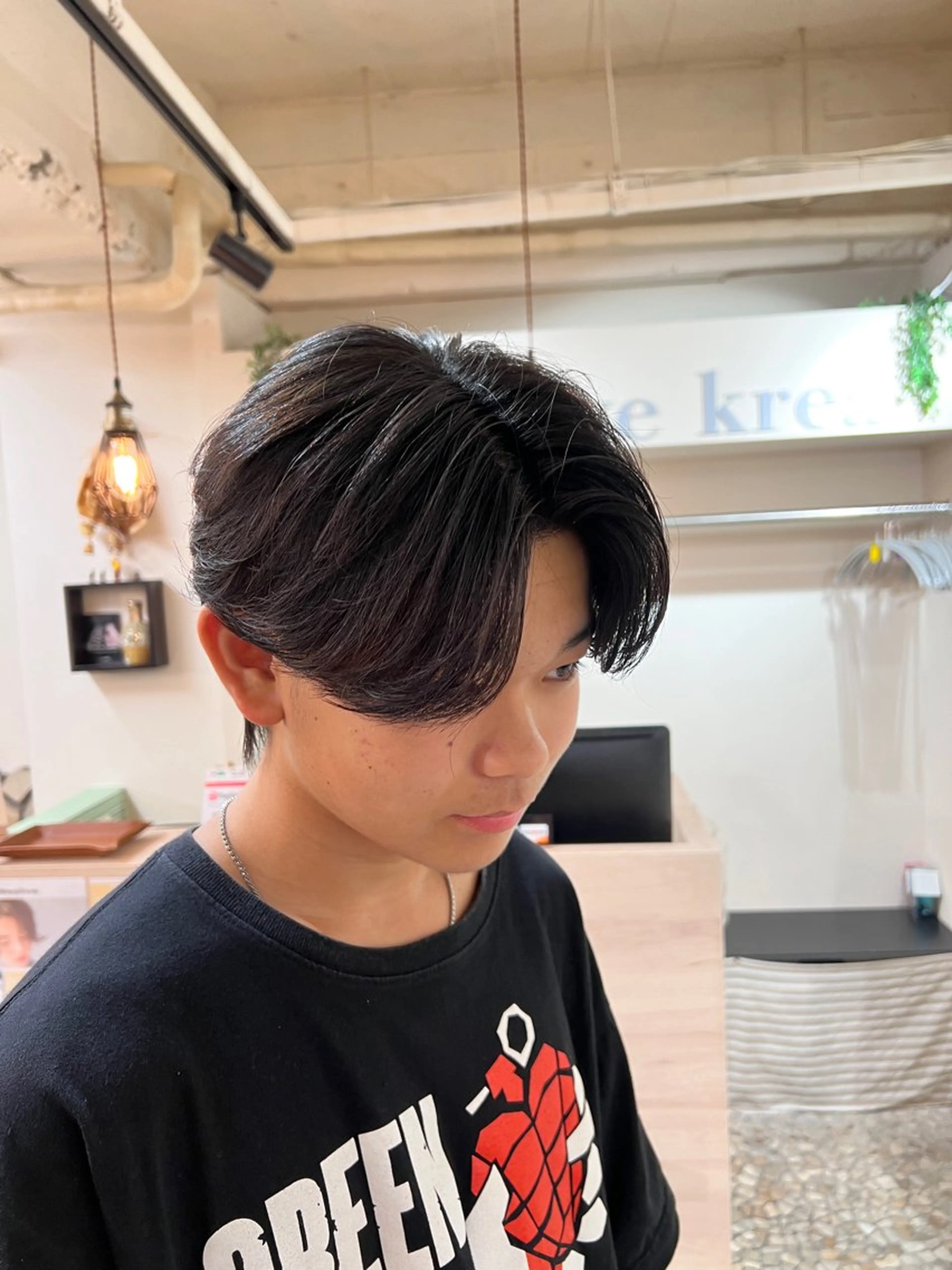 ミディアム パーマ メンズ ミディアムパーマ センターパート メンズ韓国風 メンズパーマ 韓国風ヘア カット パーマ メンズカットパーマ ✂️ JOYAのヘアスタイル