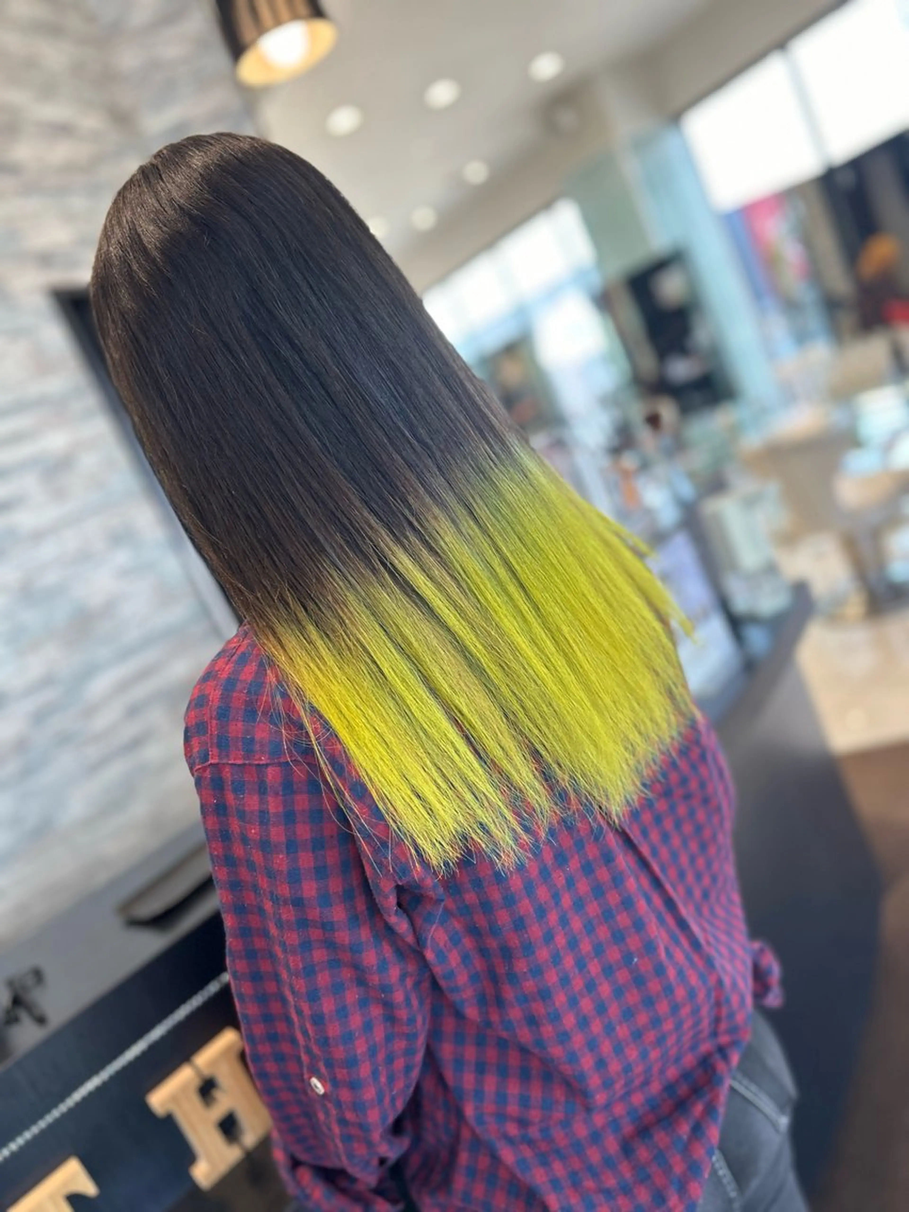 ロング カラー ブリーチ イエローカラー カラーと言ったら SAWARAのヘアスタイル