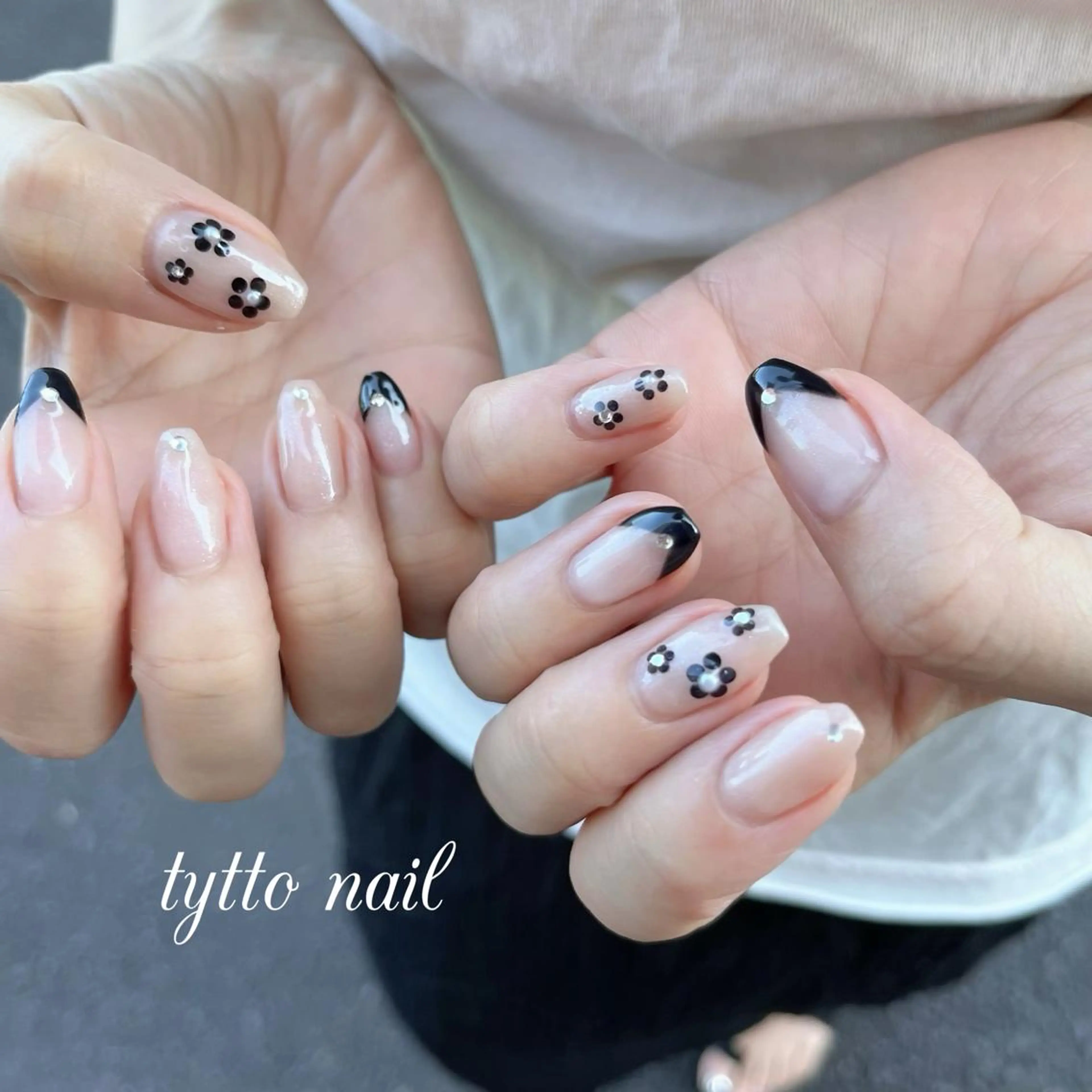 ネイル フラワーネイル フレンチネイル ガーリー ホログラムネイル 韓国ネイル ハンドネイル tytto nail ❤︎‪‪eri‪‪のネイルデザイン