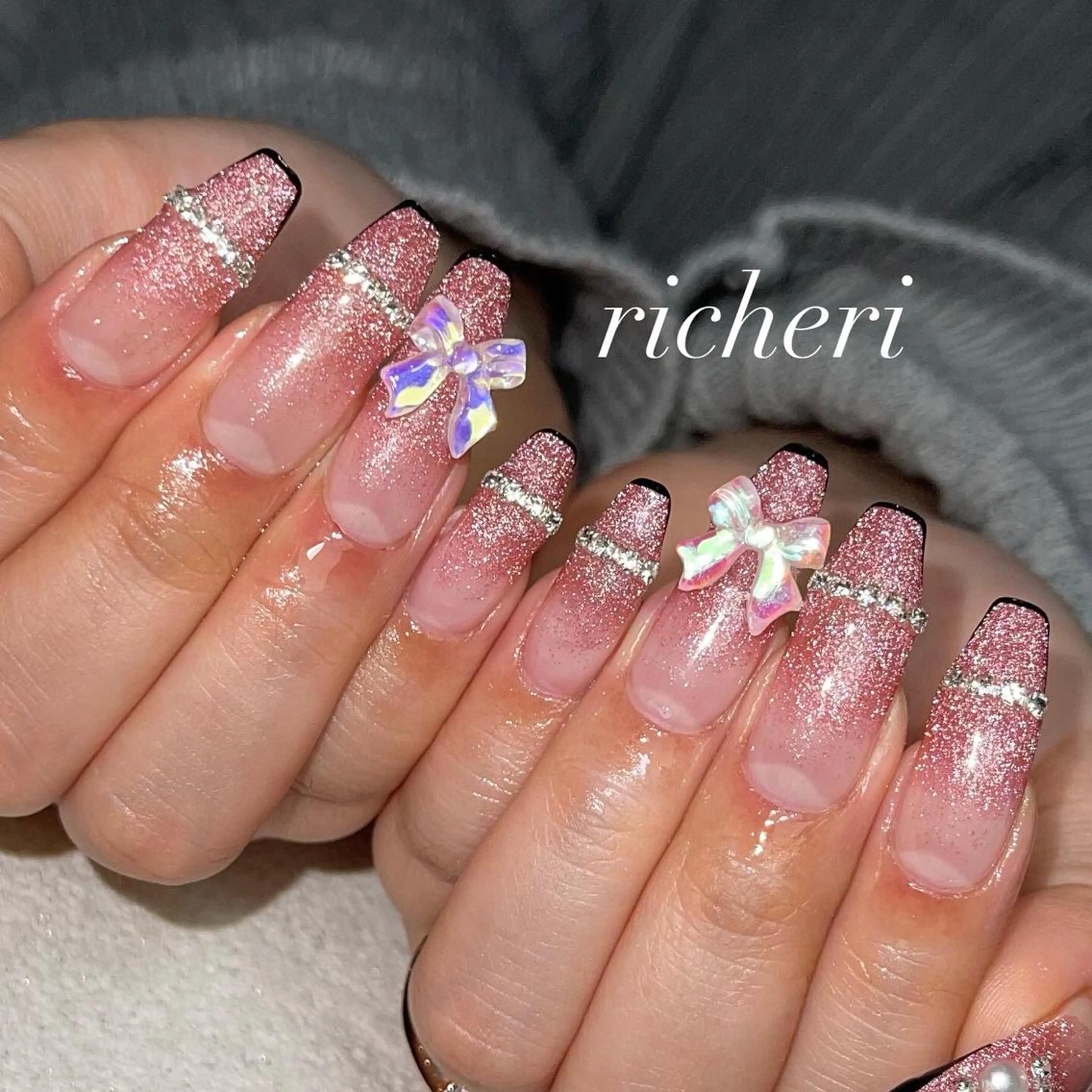 ミディアム ネイル 韓国風ヘア アートネイル フラッシュネイル ジェルネイル キラキラネイル ハンドネイル richeri beautyのエステ・リラクイメージ