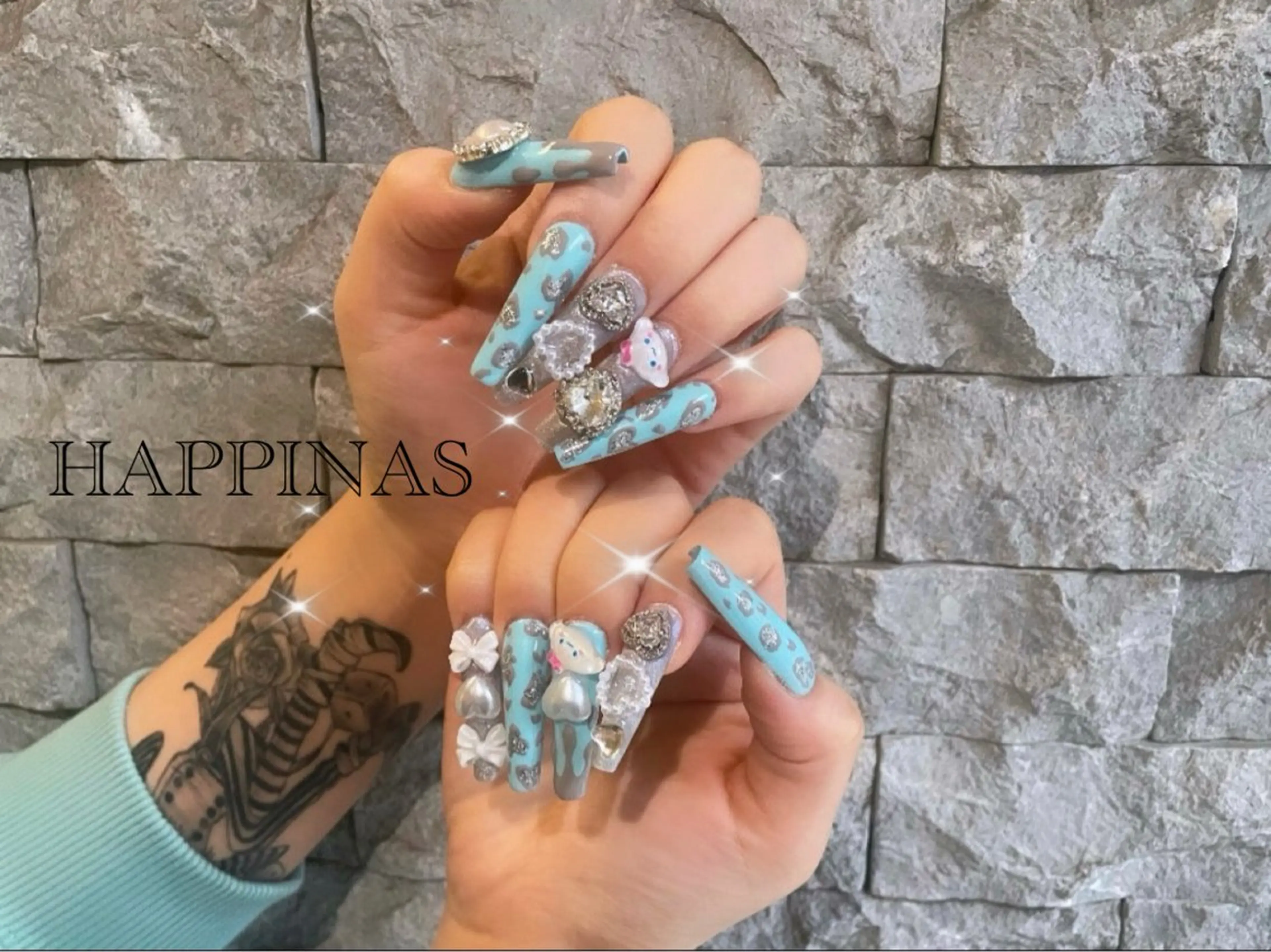 ネイル アニマル柄 ブルー ロングネイル スカルプネイル ハンドネイル HAPPINAS Jrネイリスト💅のネイルデザイン