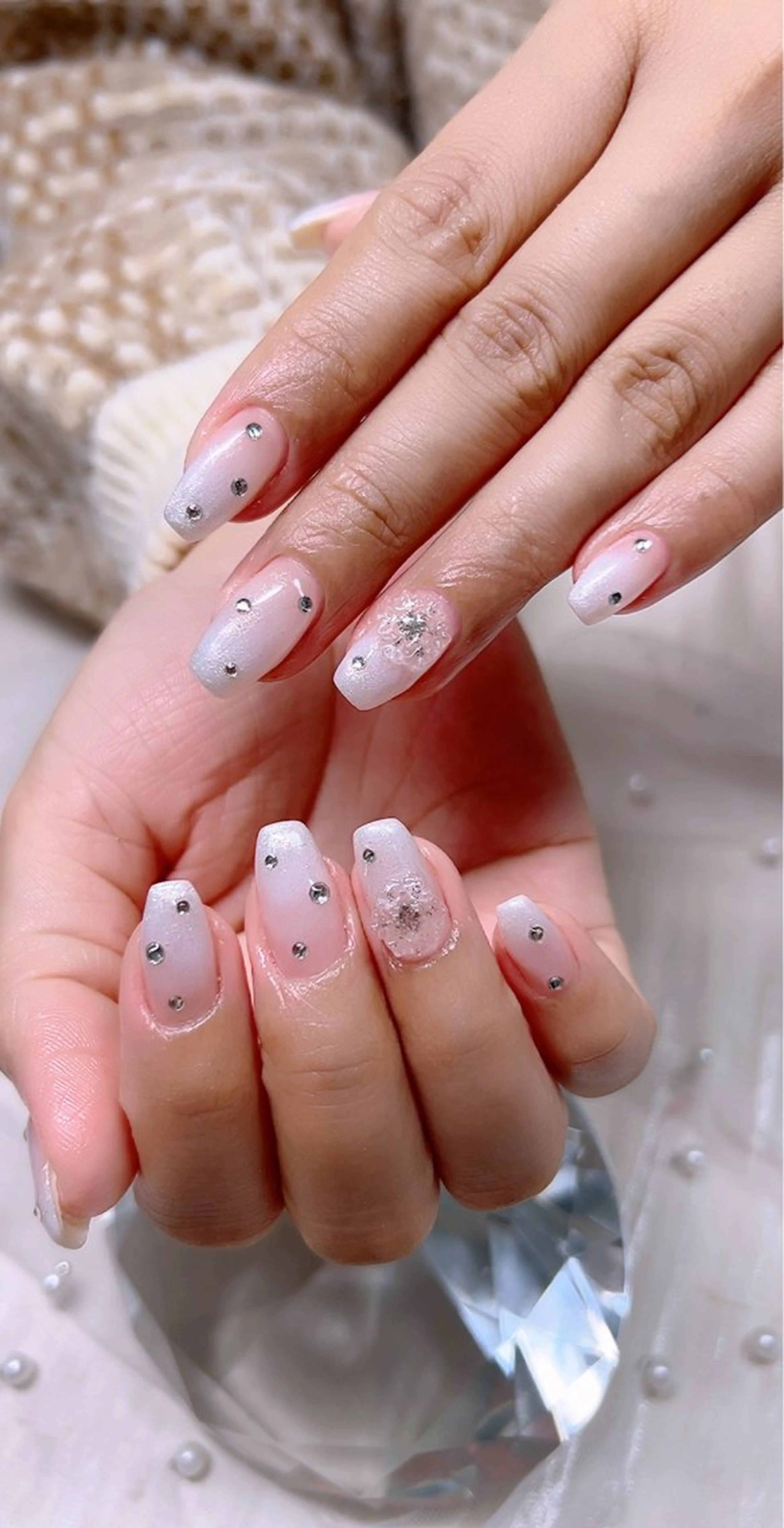 ネイル チークネイル フレンチネイル グラデーション ラメ(グリッター) ラメグラデーション Cute Tips nailのネイルデザイン