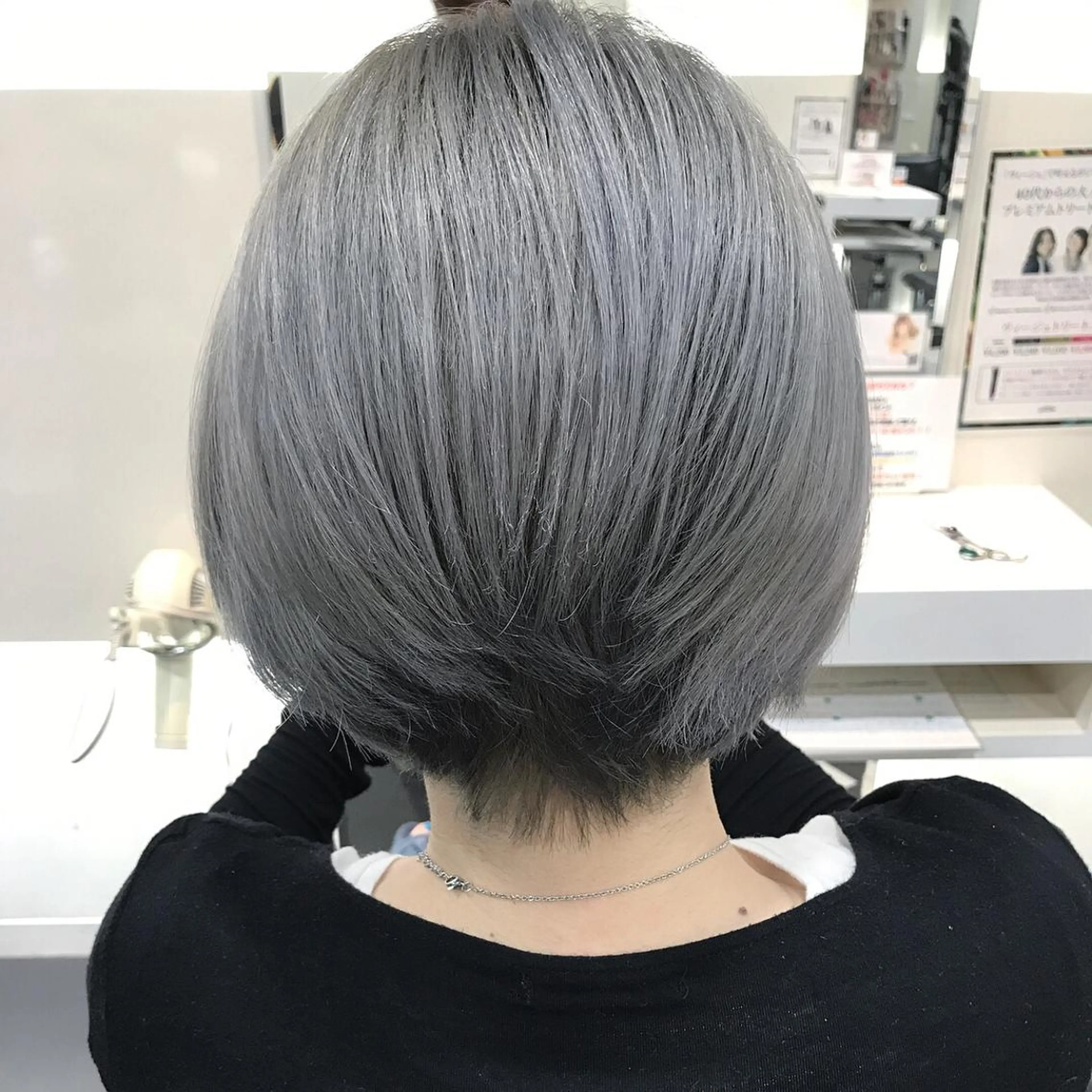 ショート カラー ブリーチ シルバー 大久保 隆蔵のヘアスタイル