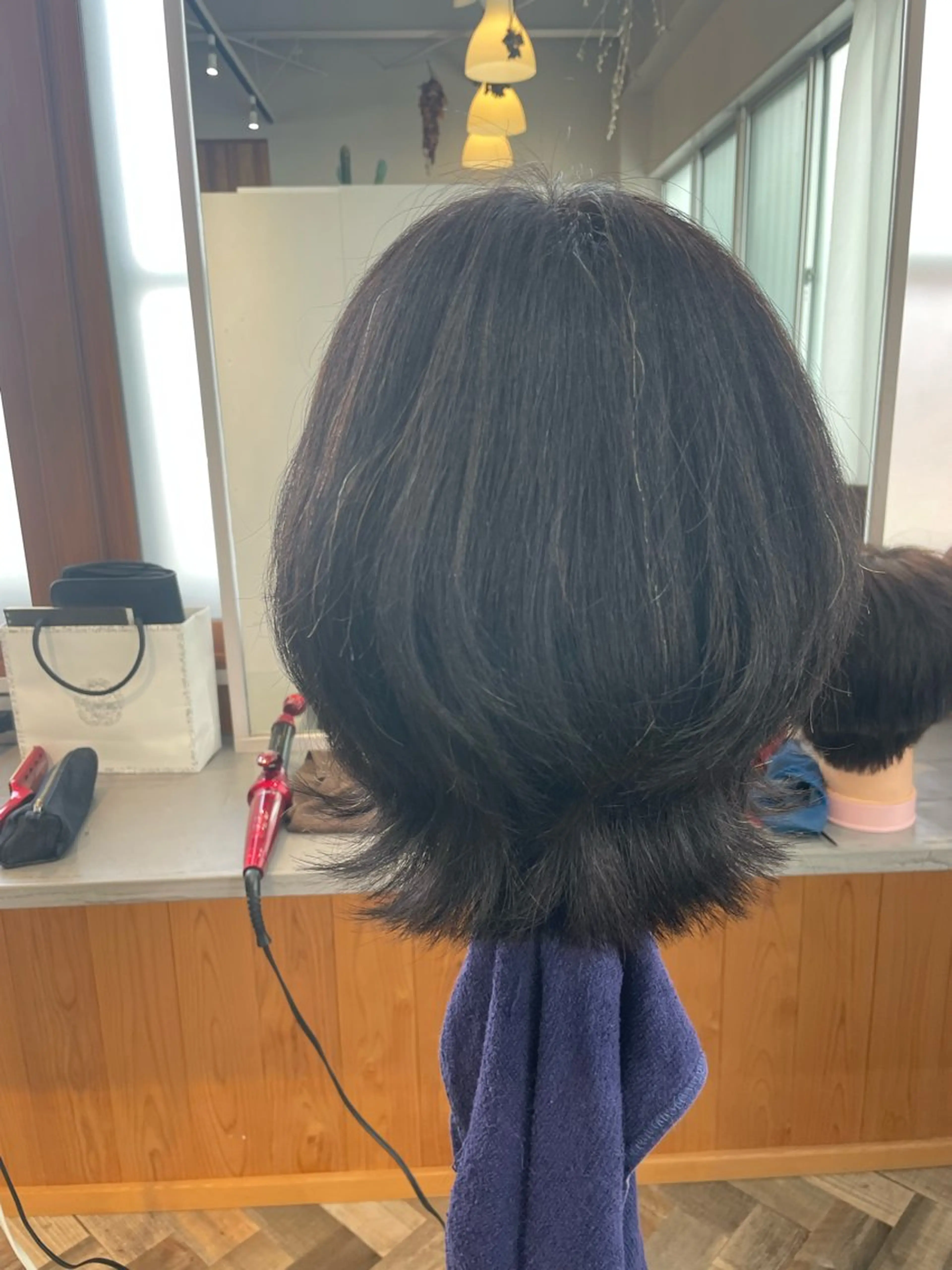 ミディアム 外ハネヘア ウルフカット maru.所属・照井 由香理のヘアスタイル