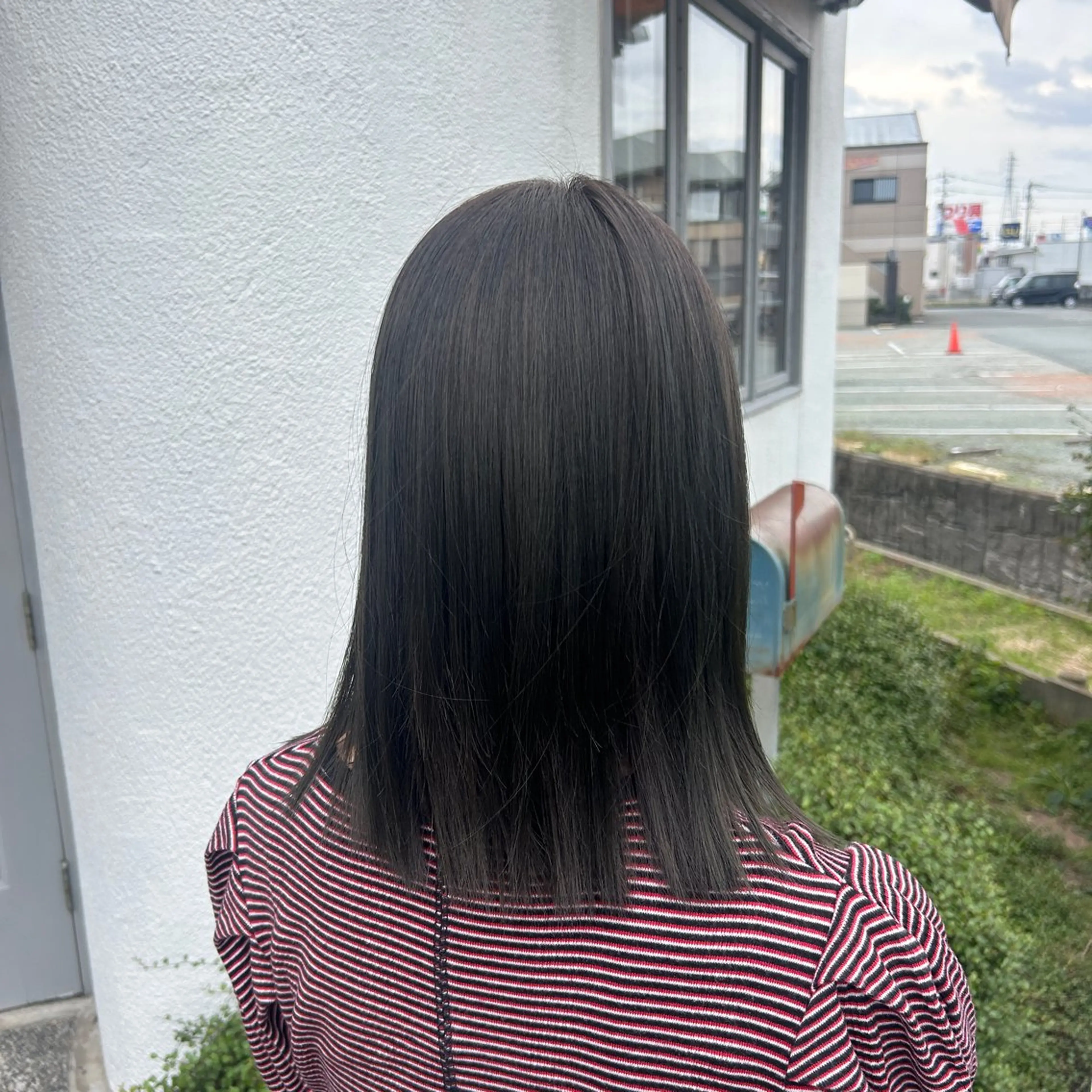 セミロング 岡本 妃麗のヘアスタイル