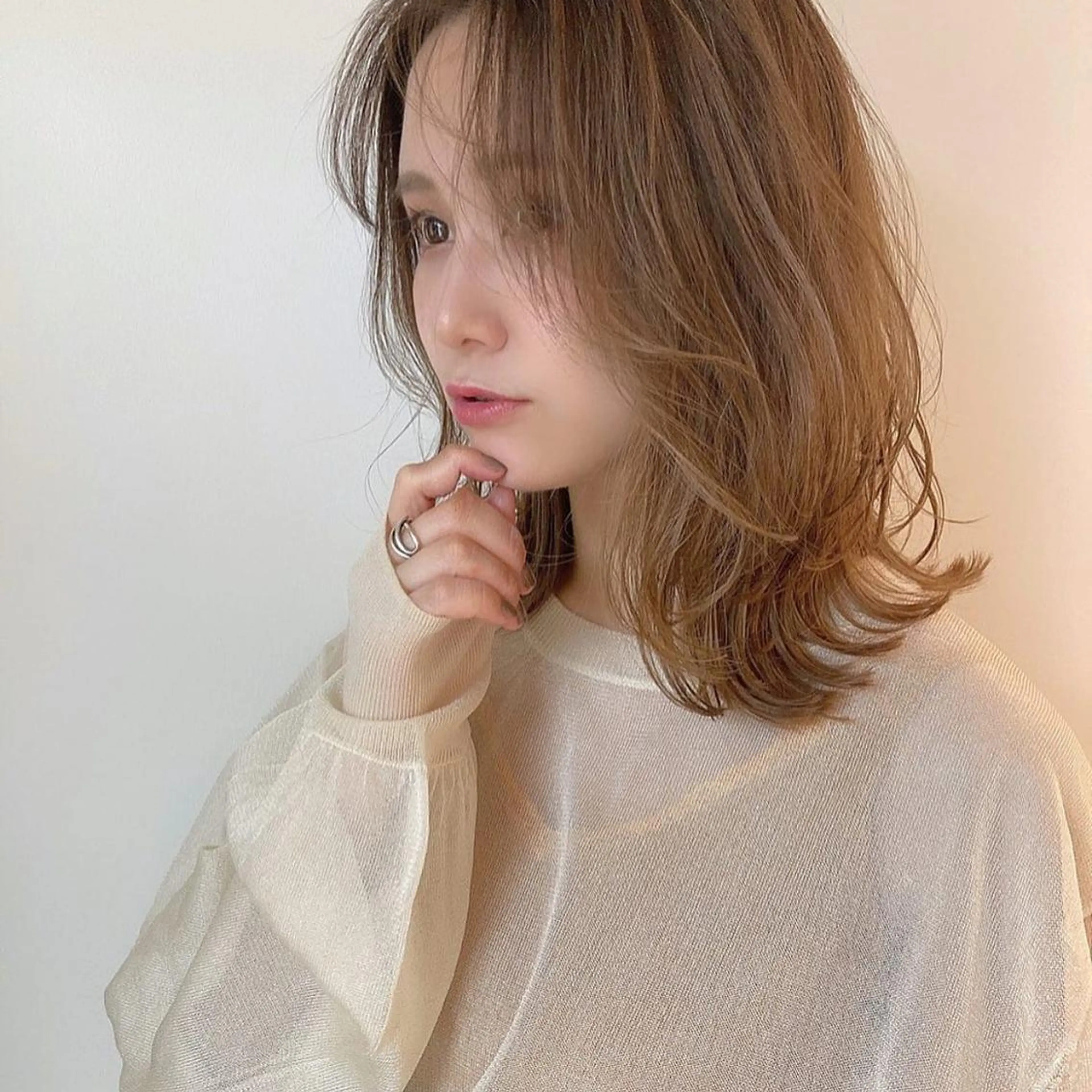 ミディアム カラー ヘアアレンジ ミディアムパーマ ベージュカラー 透明感カラー ハイライトカラー ミルクティーベージュ 韓国/髪質改善💘 櫻井かれんのヘアスタイル