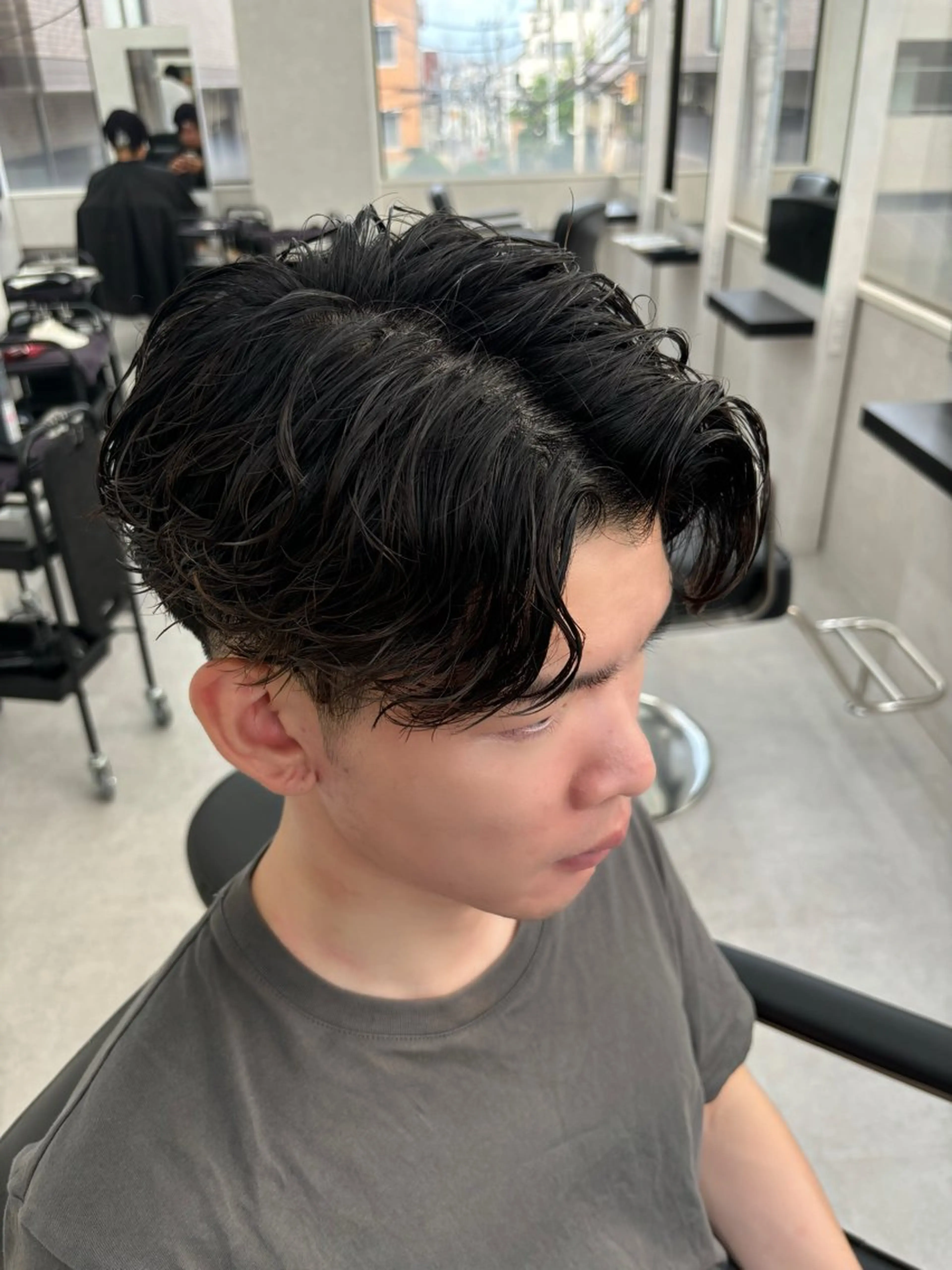 ショート パーマ メンズ センターパート メンズパーマ ニュアンスパーマ 岩井 虎大郎のヘアスタイル