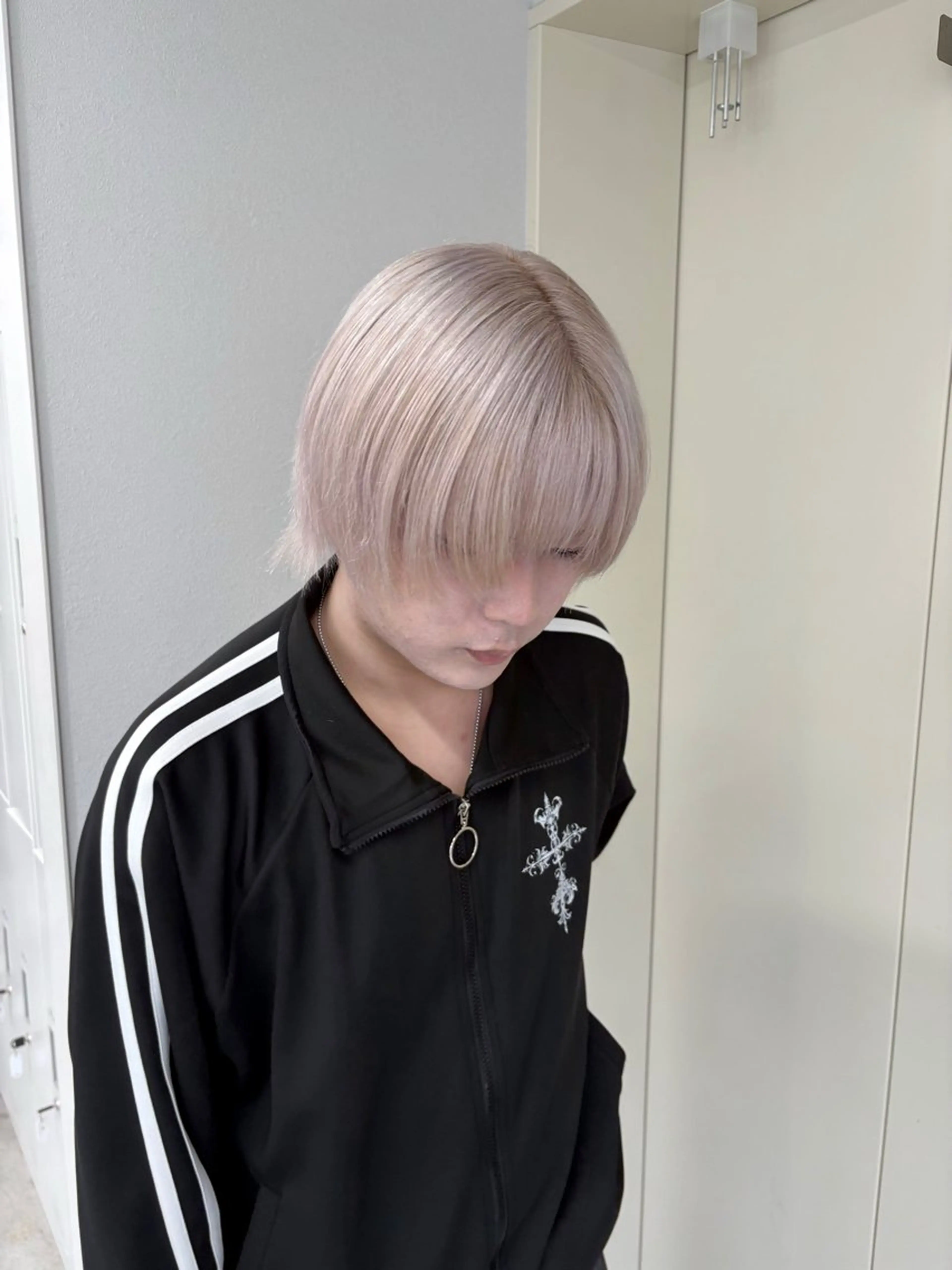 カラー メンズ noa 寒色系カラーブリーチのヘアスタイル