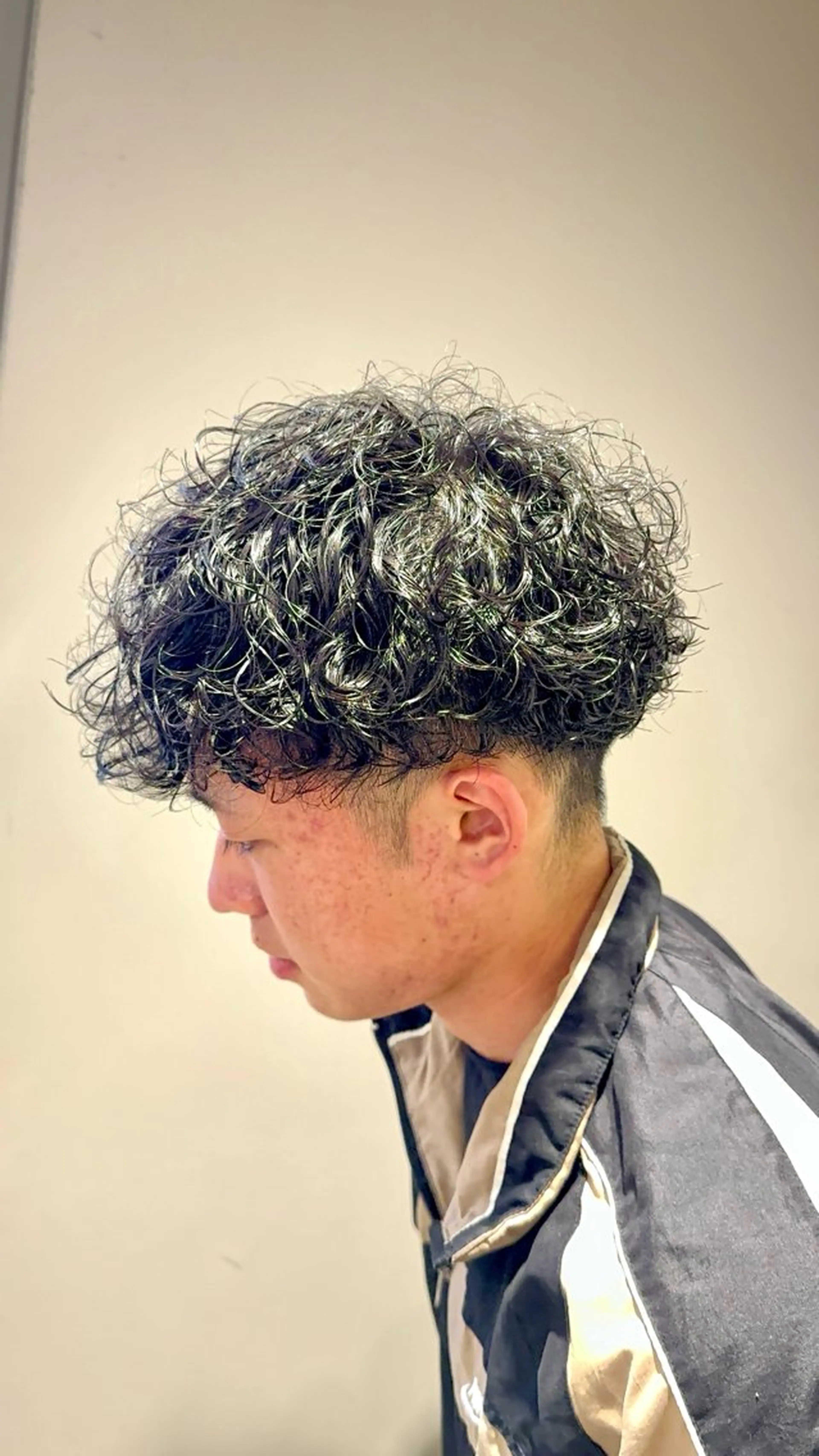 ミディアム パーマ ヘアアレンジ メンズ ミディアムパーマ メンズパーマ プードルパーマ プードルパーマ 顔まわりカット の達人のヘアスタイル