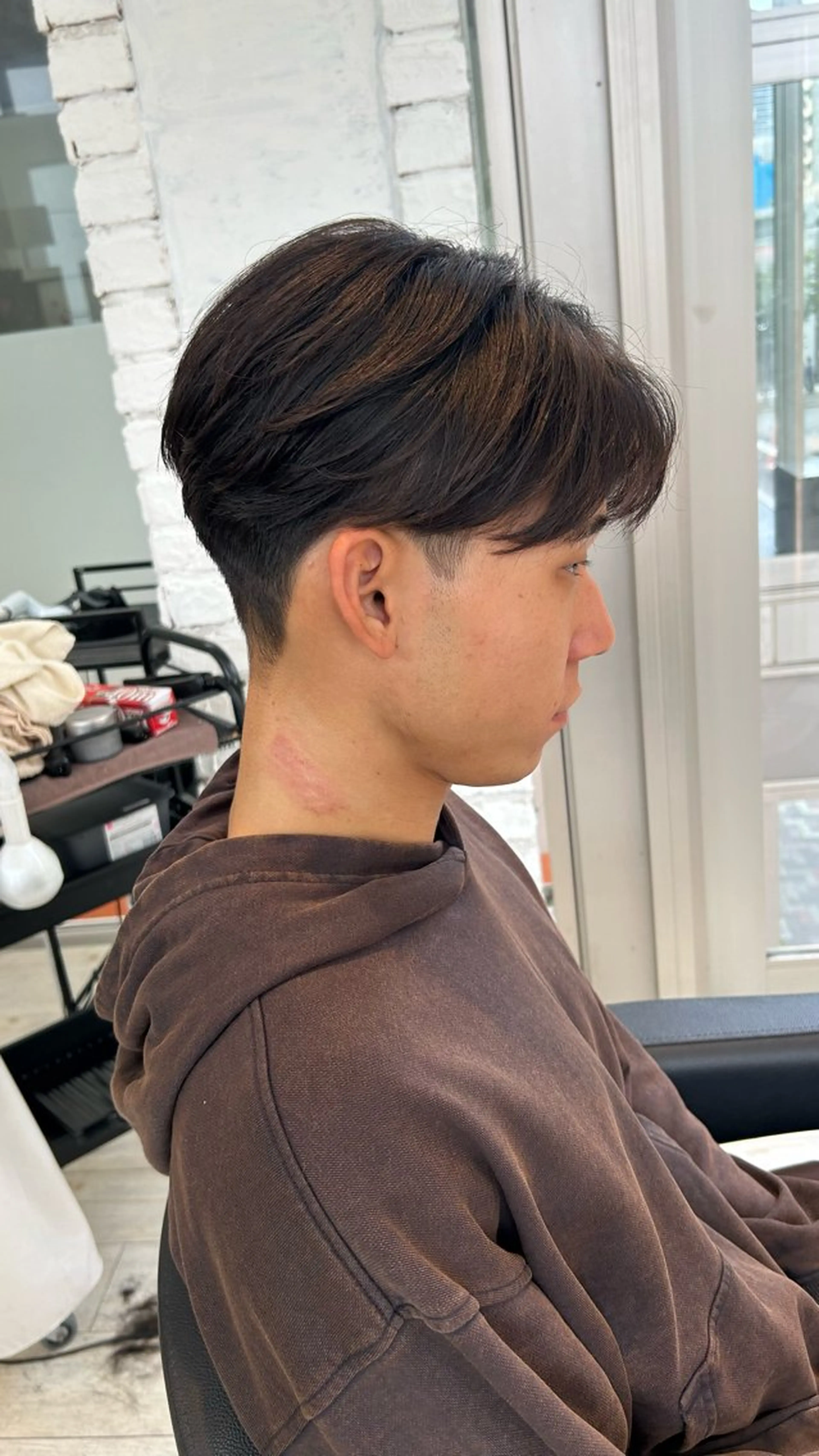 メンズ センターパート 刈り上げ カット 有働由良／ハイトーン ／韓国メンズヘアのヘアスタイル