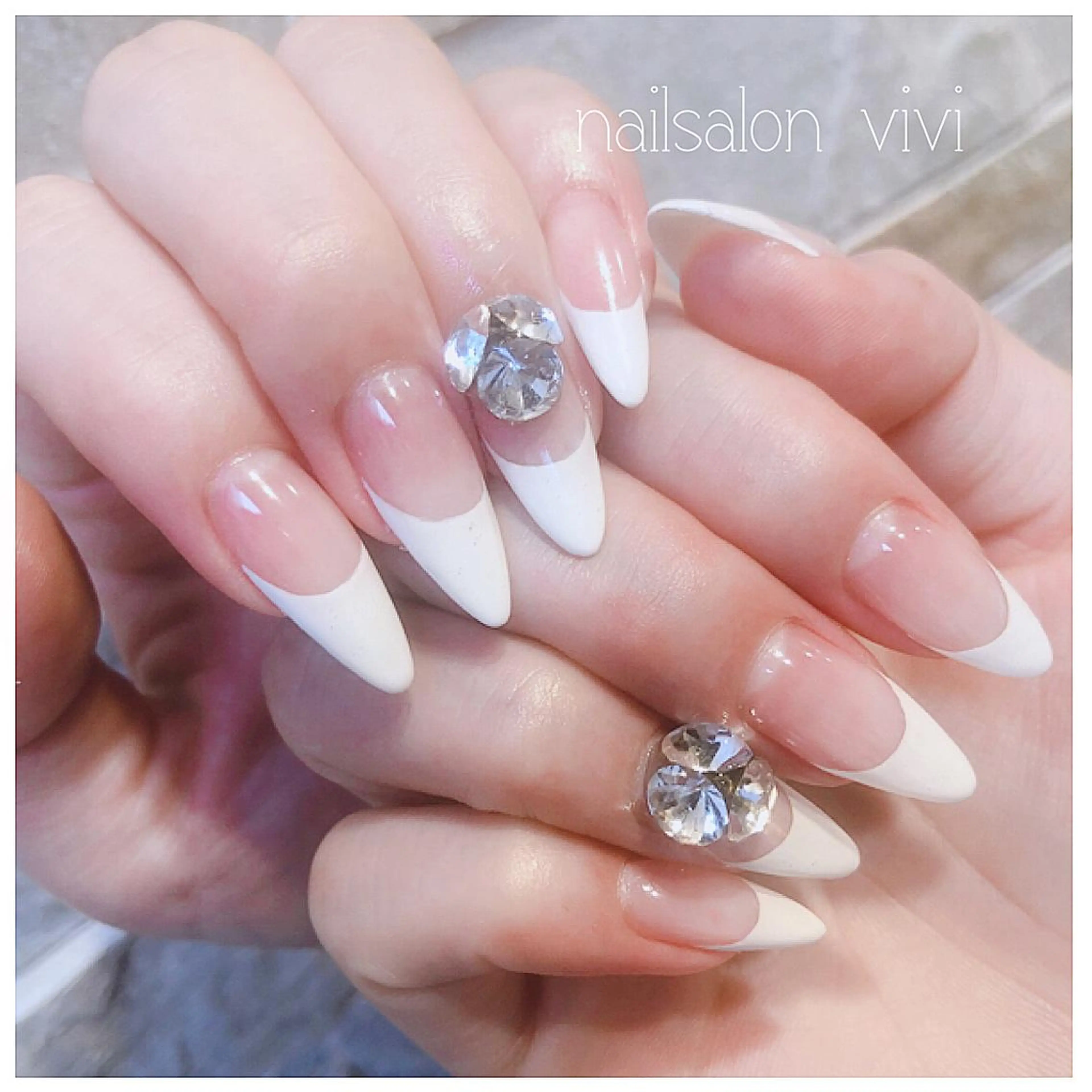 ネイル ストーンネイル ＶＩＶＩ nailsalonのネイルデザイン