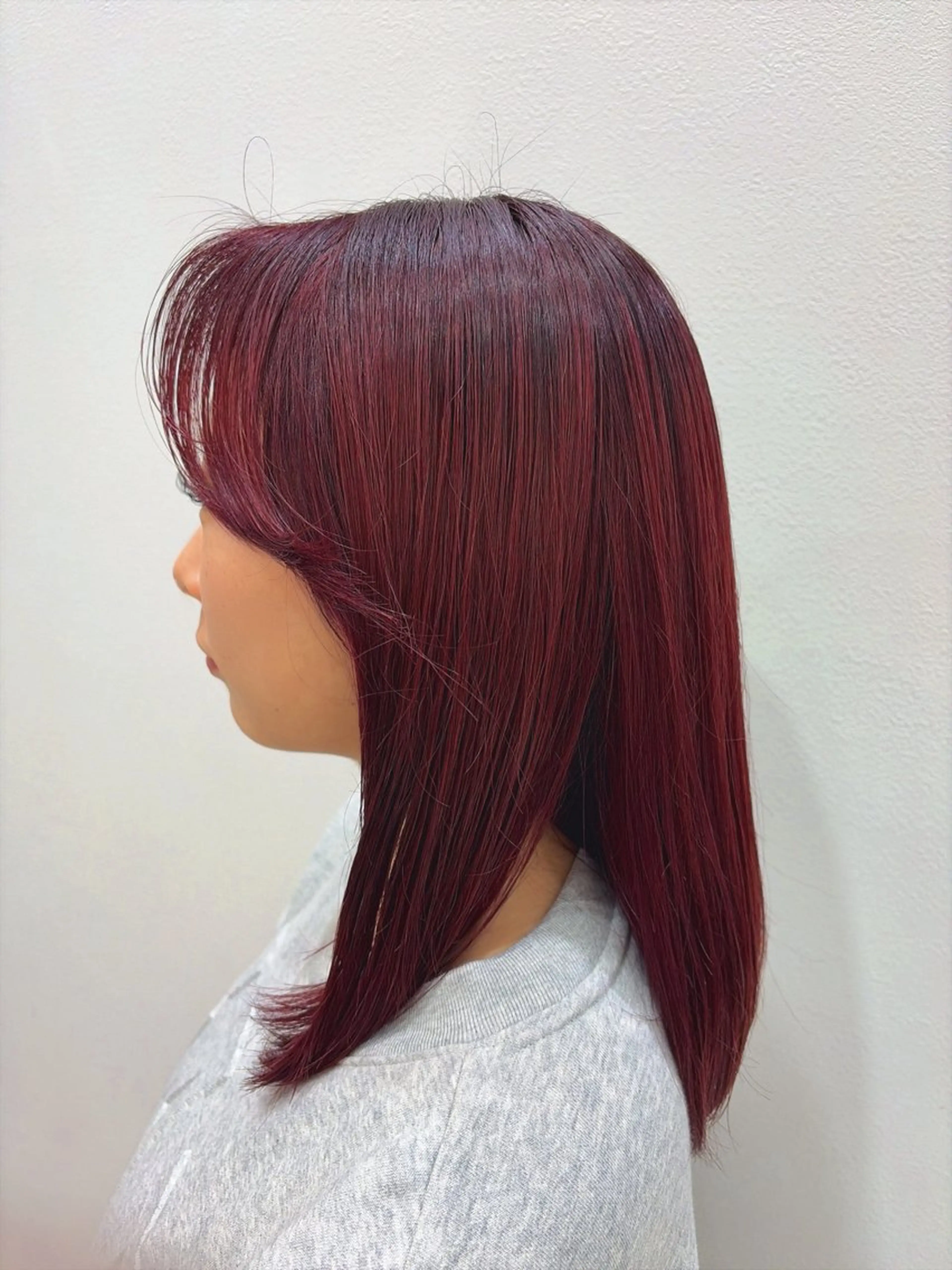 セミロング カラー レッドカラー 征矢 真緒のヘアスタイル